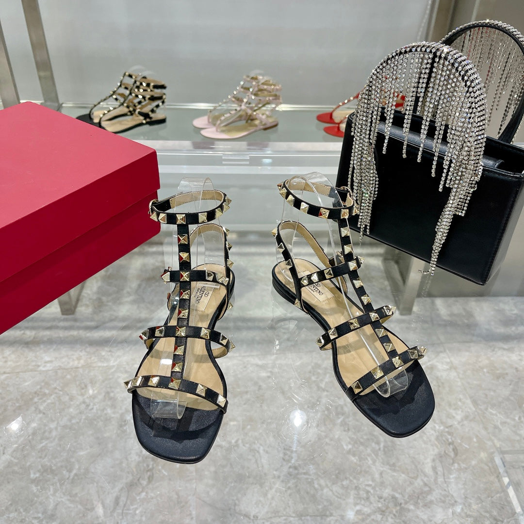 ROCKSTUD SANDAL WITH STRAPS IN BLACK CALFSKIN