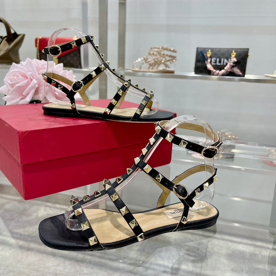 ROCKSTUD SANDAL WITH STRAPS IN BLACK CALFSKIN