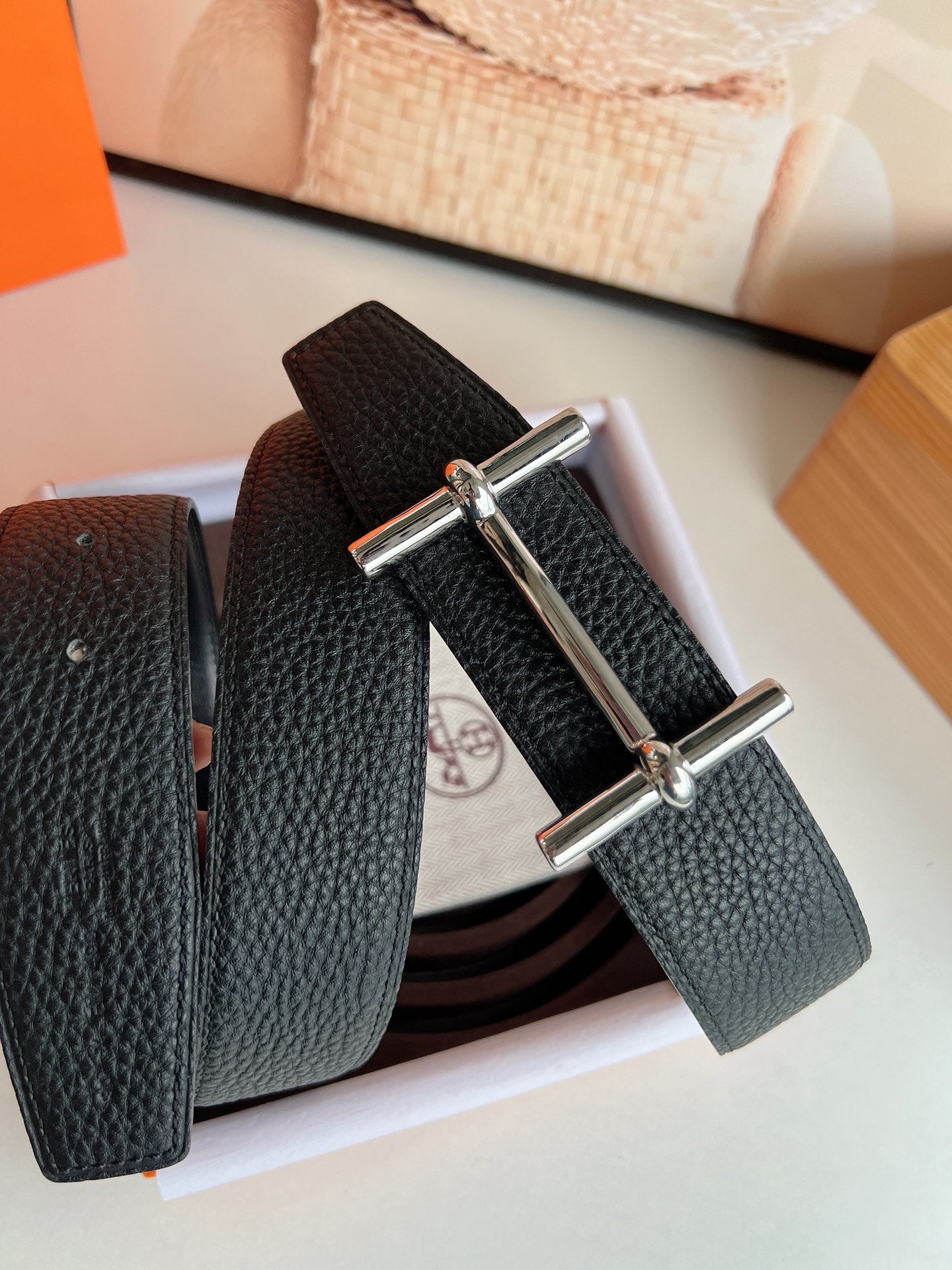 HM BELT BUCKLE & REVERSIBLE BLACK LEATHER STRAP 38 MM SILVER HARDWARE