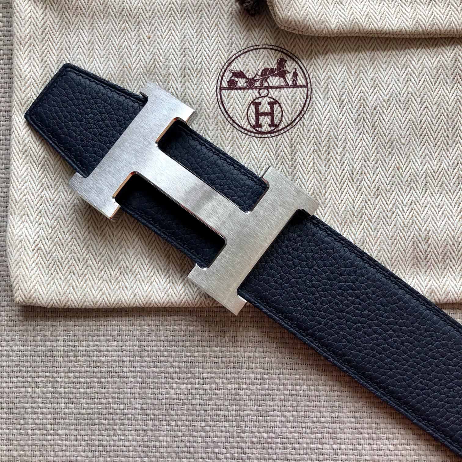 HM BELT BUCKLE & REVERSIBLE BLACK LEATHER STRAP 38MM SILVER HARDWARE