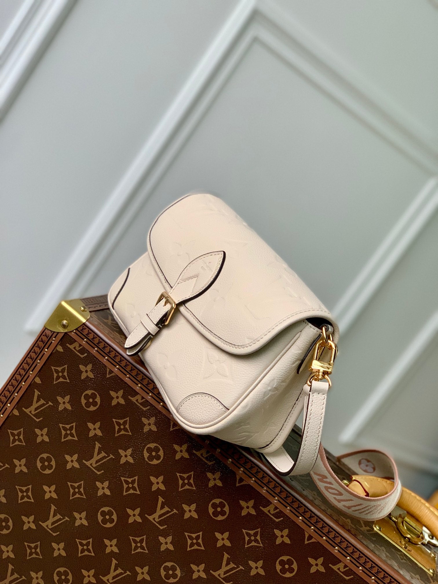 diane 24 cream monogram empreinte leather