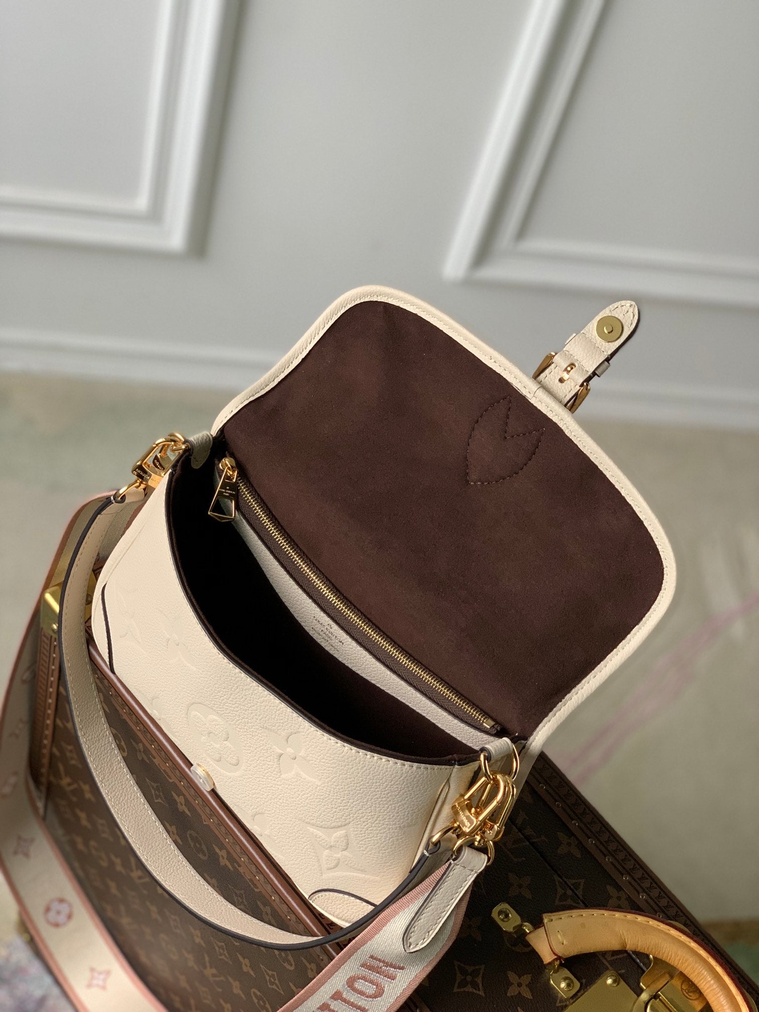 diane 24 cream monogram empreinte leather