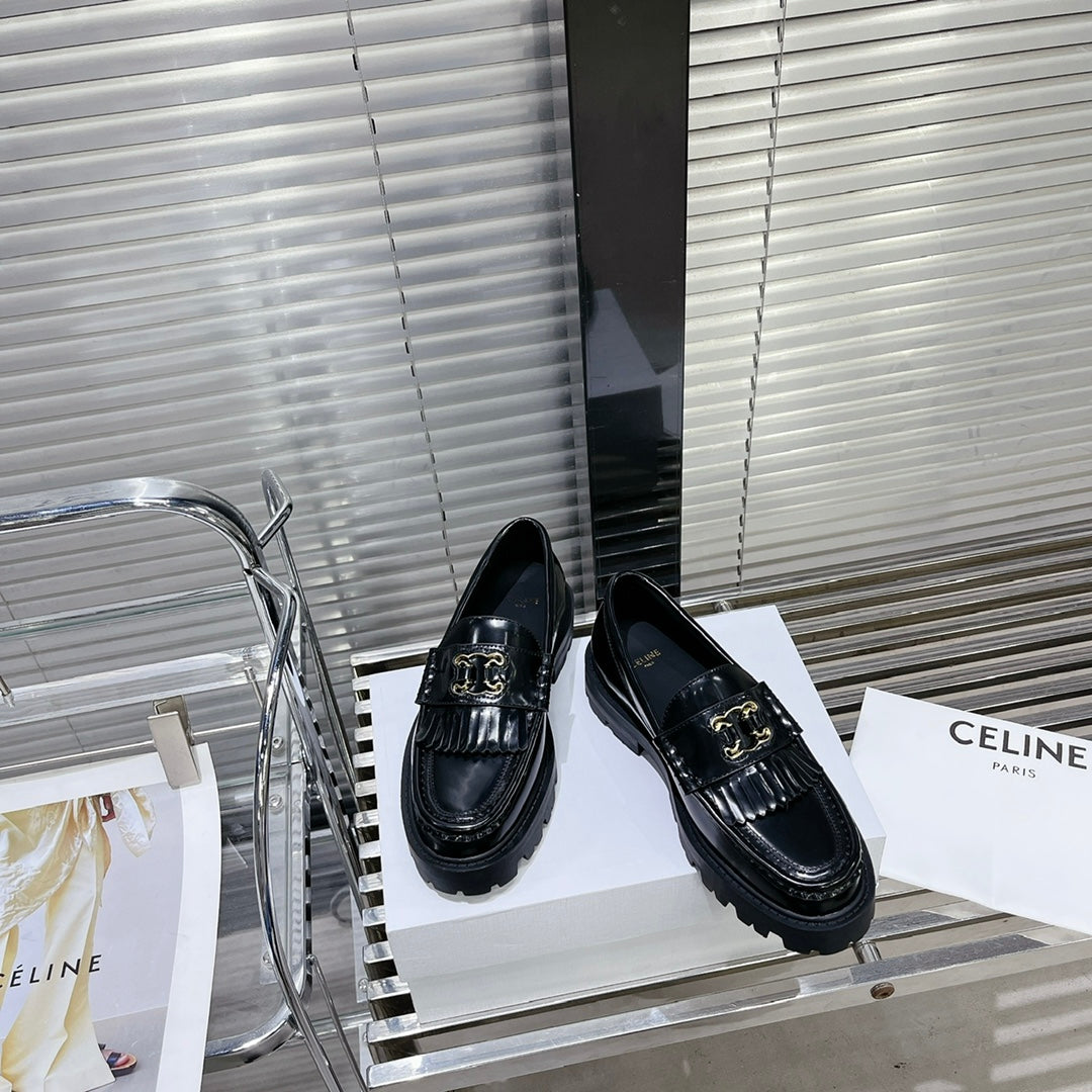 MARGARET CHUNKY LOAFER WITH FRINGES AND TRIOMPHE CHAIN IN POLISHED BULL BLACK
