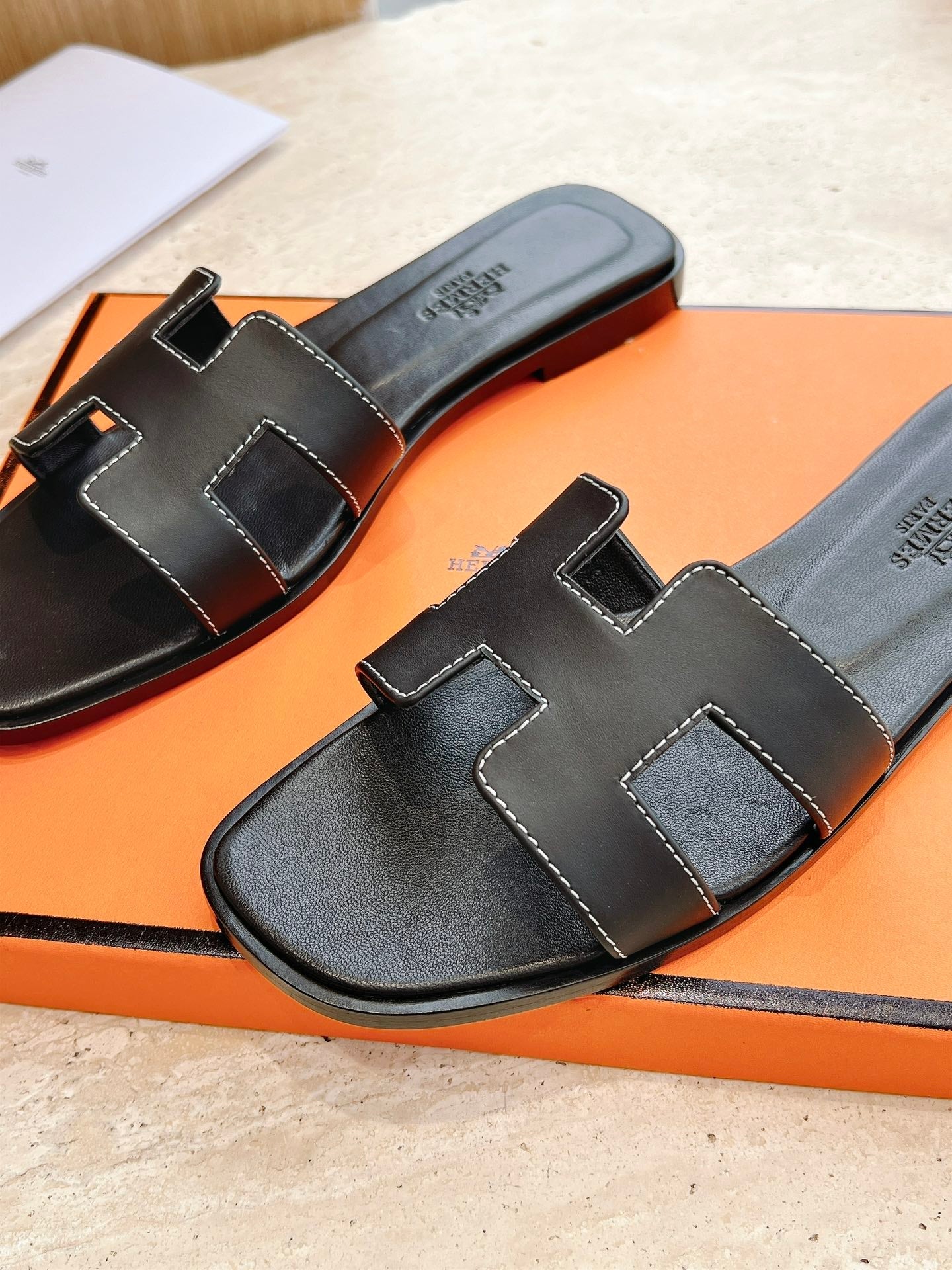 HM 25 Oran Sandal Black Calfskin