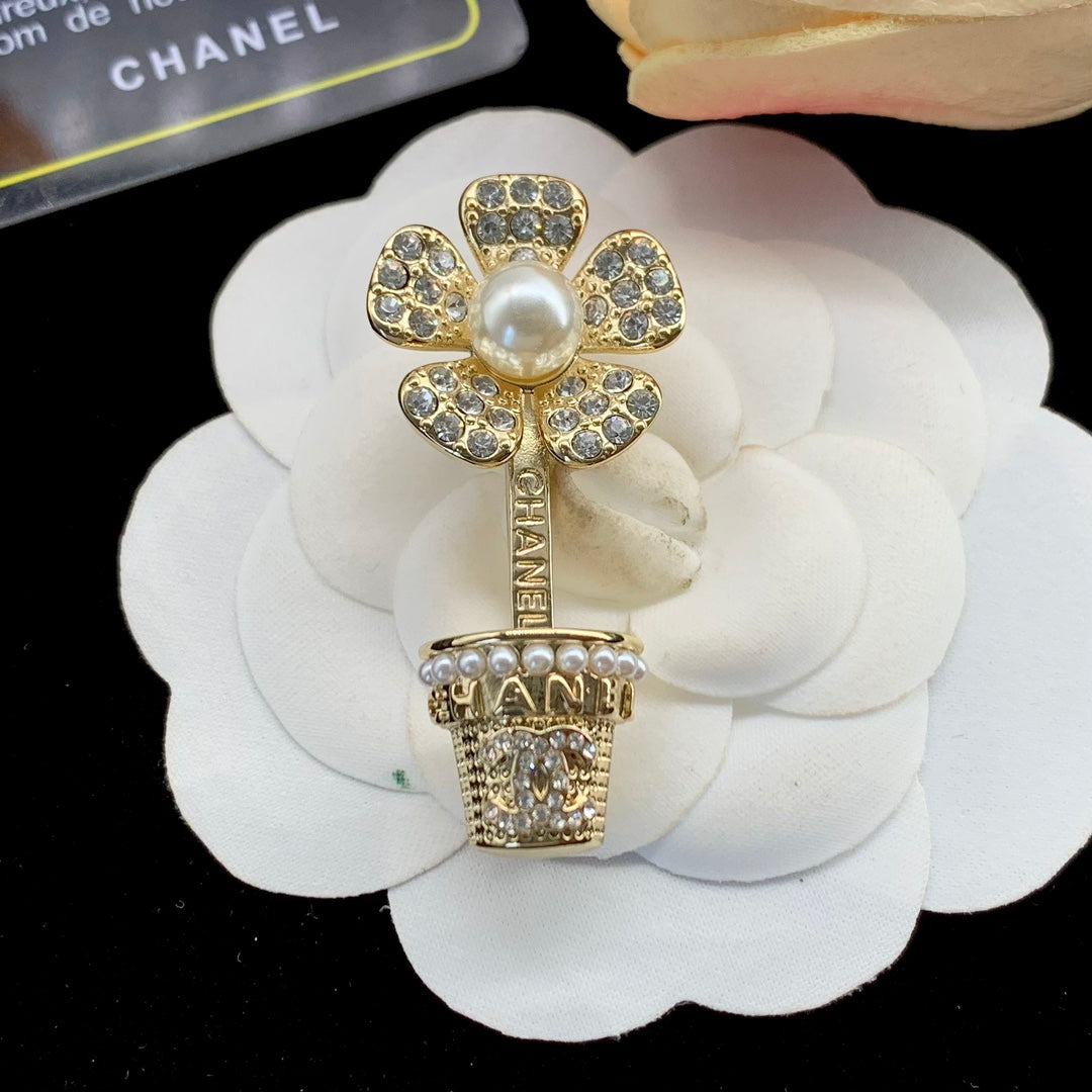 CC Brooch Gold 178143