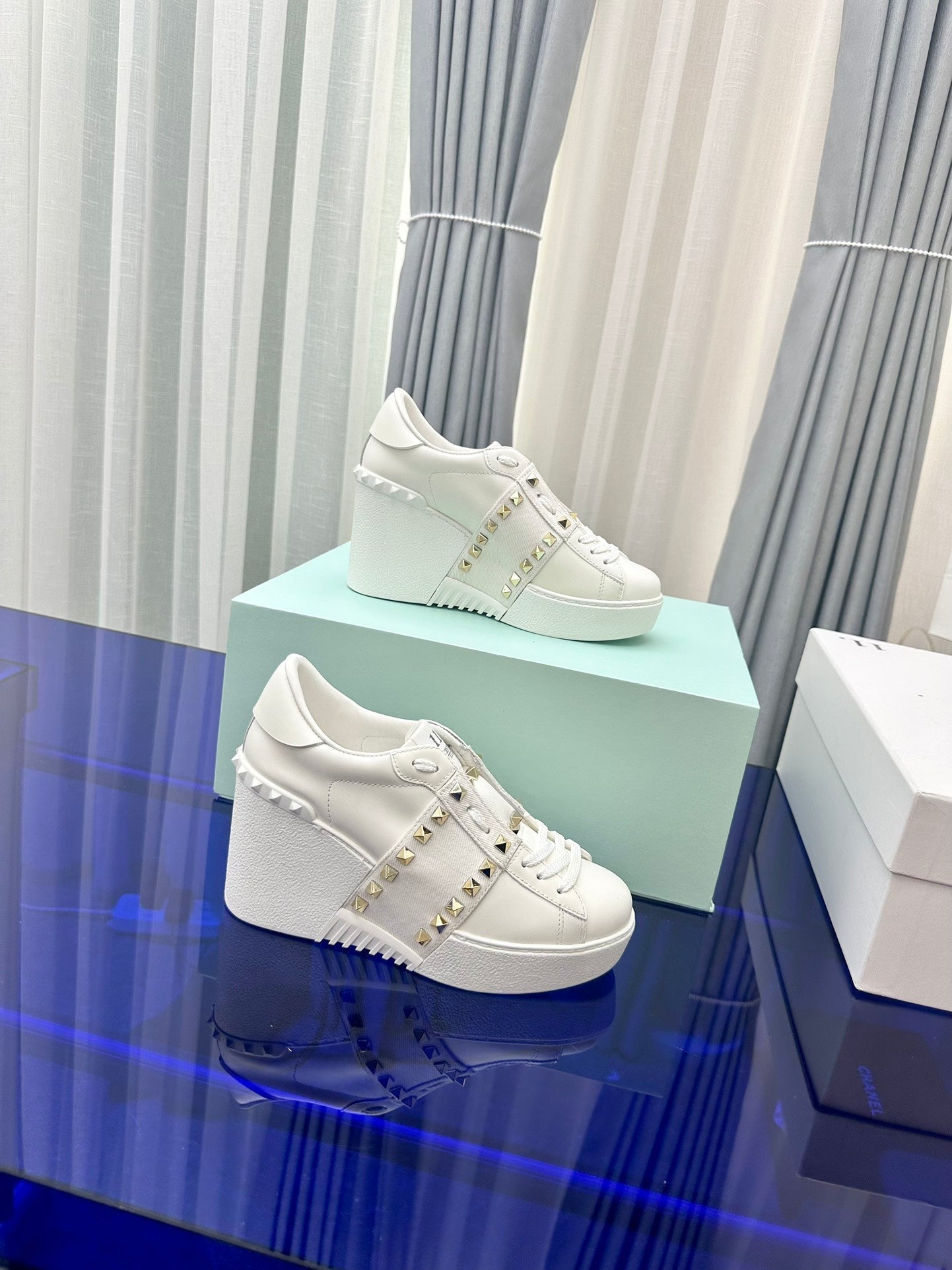 FLATFORM ROCKSTUD UNTITLED SNEAKER IN WHITE CALFSKIN