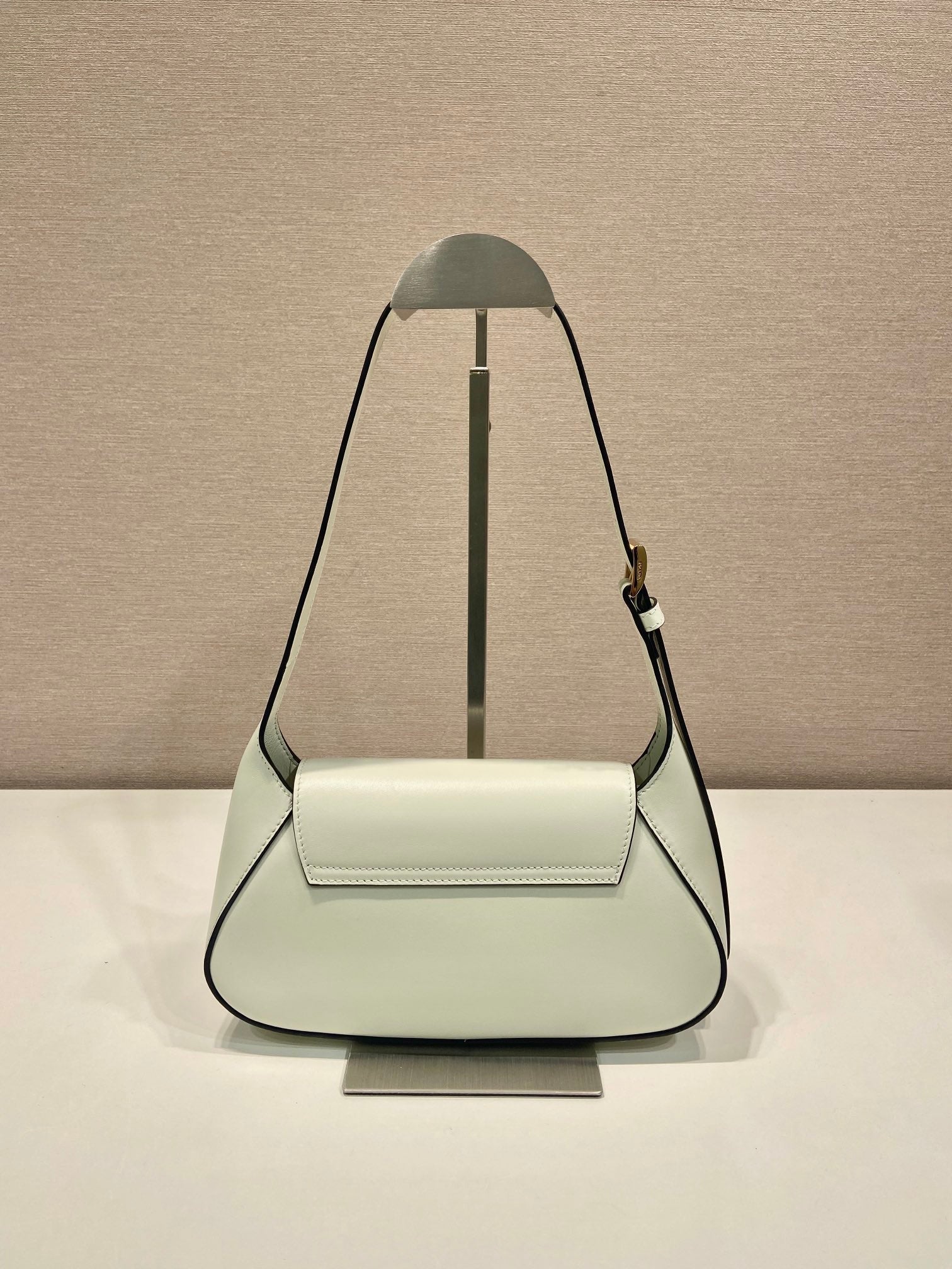 FLAP BAG 25 IN WHITE SMOOTH CALFSKIN TRIANGLE LOGO