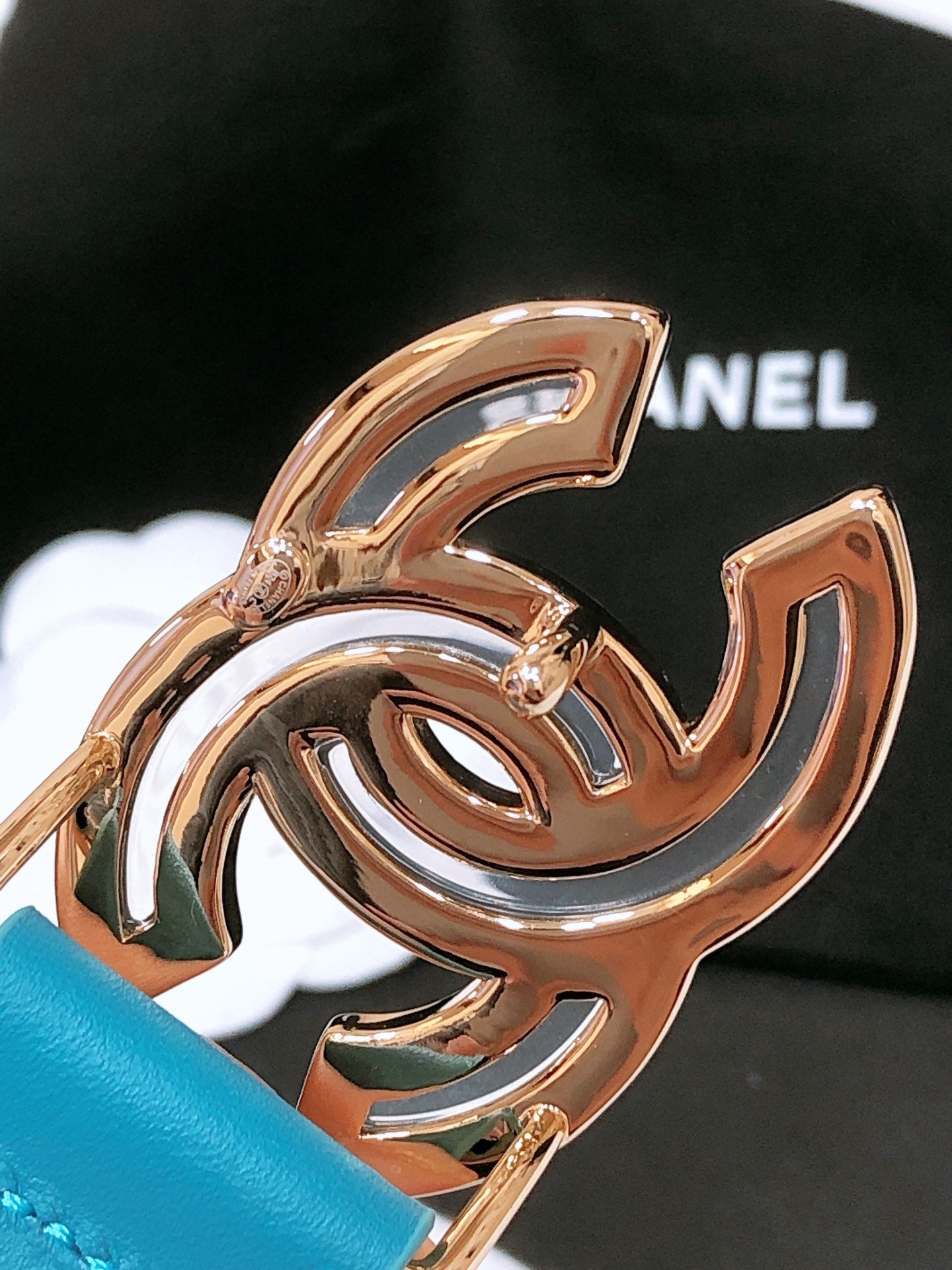 CHANEL BELT 3CM IN DODGER BLUE AND BLACK LAMBSKIN WITH GOLD HARDWARE