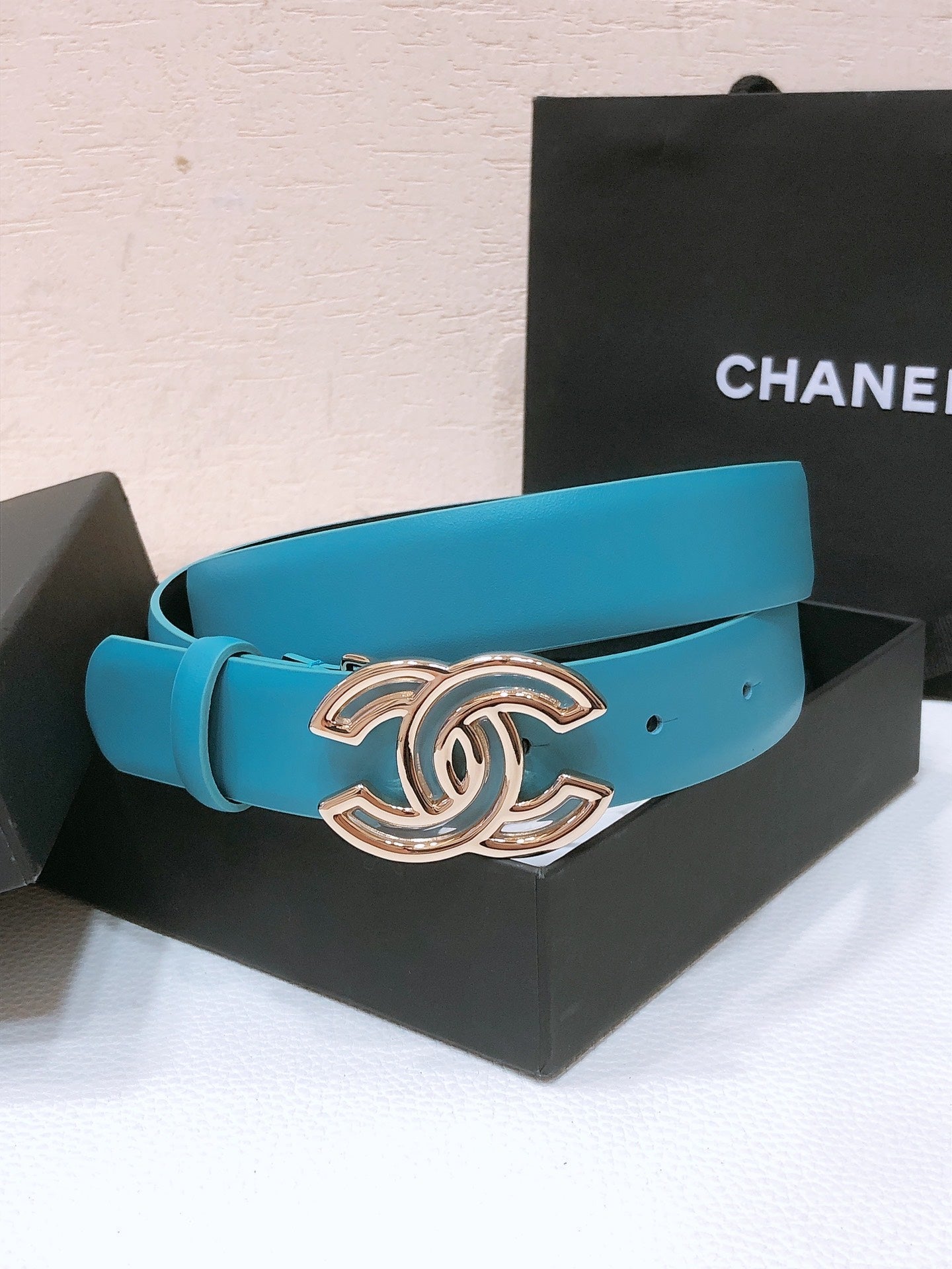 CHANEL BELT 3CM IN DODGER BLUE AND BLACK LAMBSKIN WITH GOLD HARDWARE