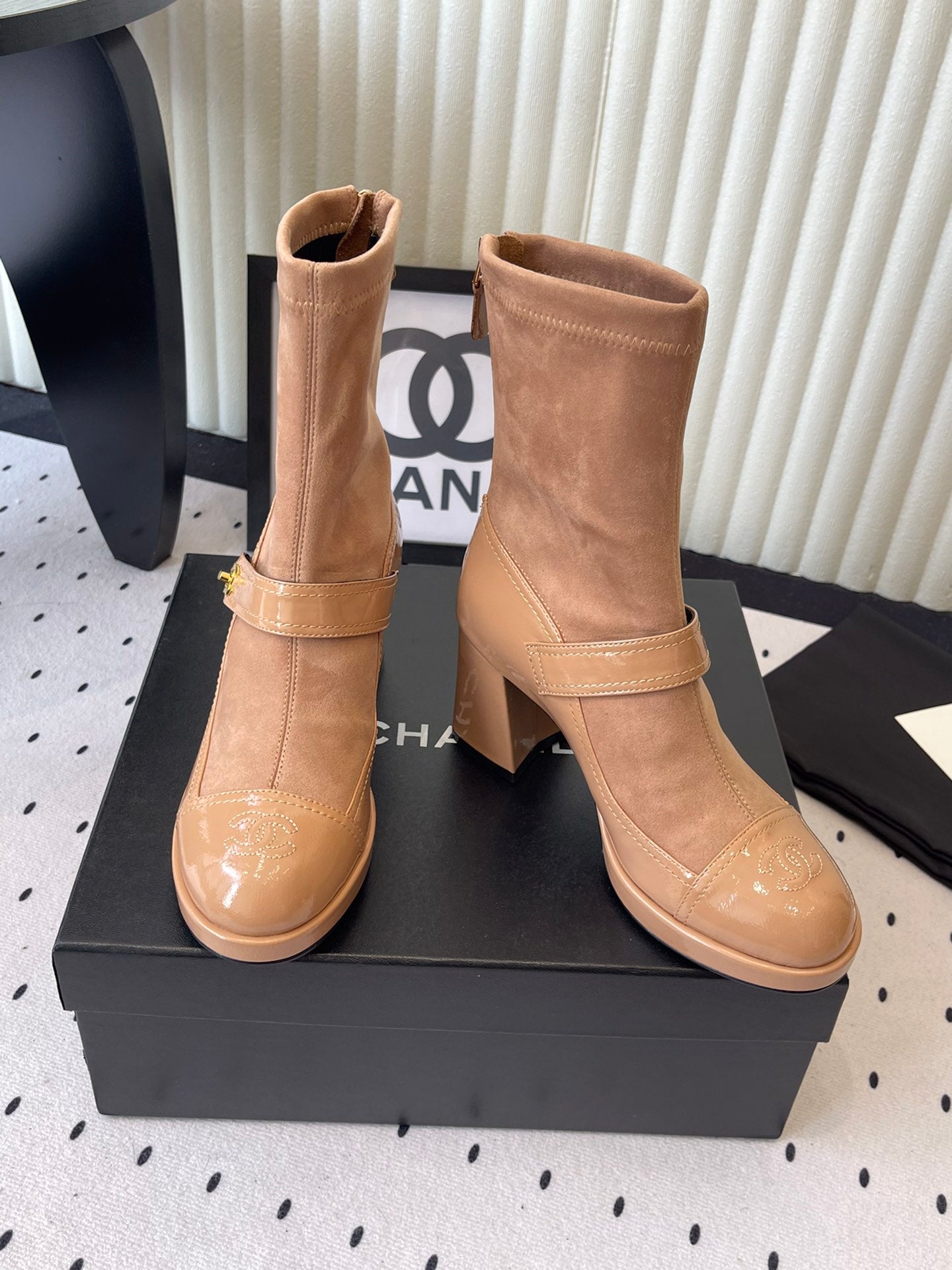 CC 25 Short Boot Camel Suede Patent Leather 514103