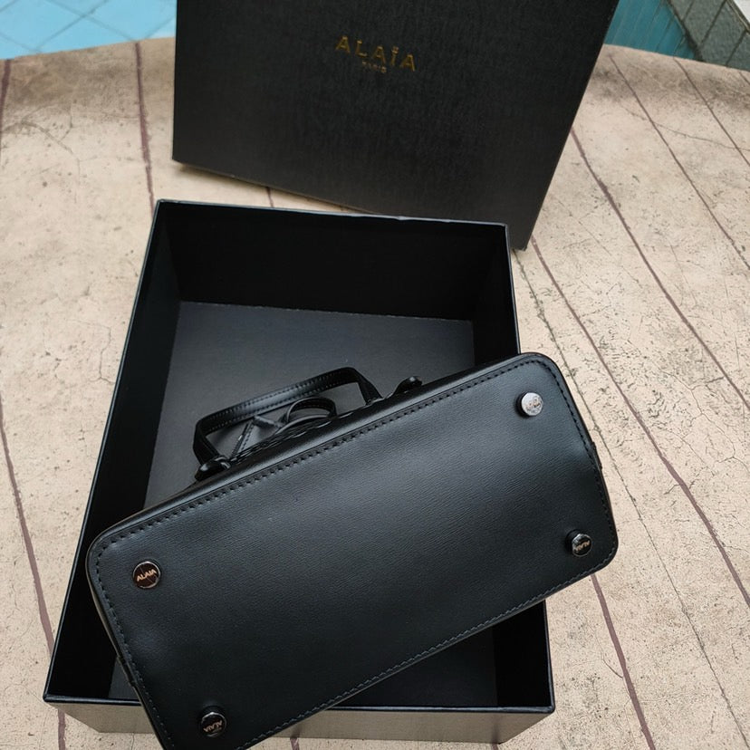 ALAIA MINA 20 BAG IN VIENNE WAVE CALFSKIN