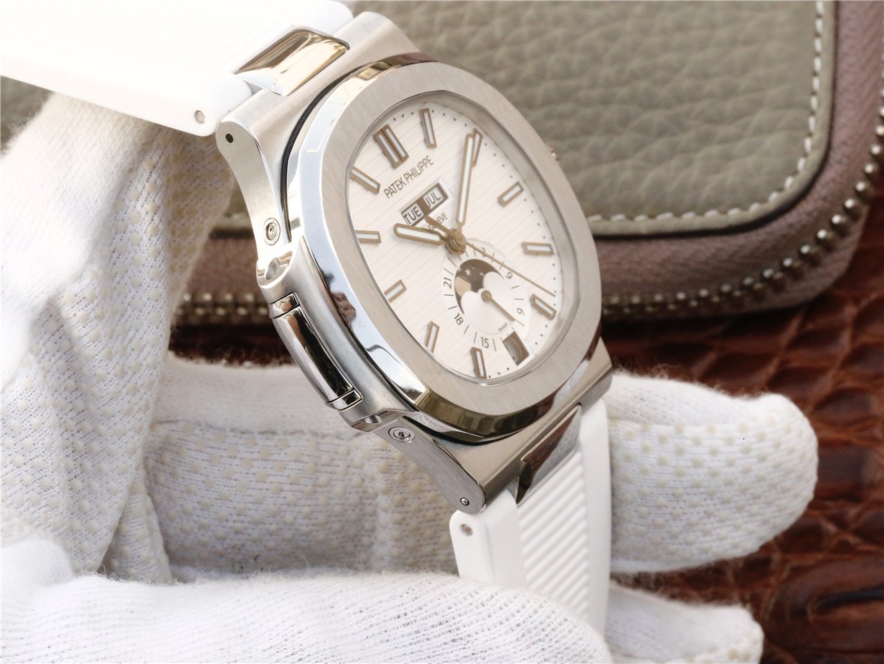PATEK ANNUAL CALENDAR MOONPHASE STEEL WHITE DIAL