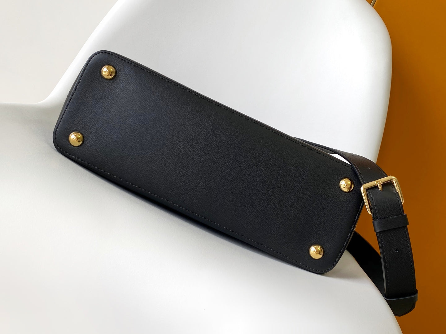 CAPUCINES GM 33CM BLACK GOLD TAURILLON LEATHER 252021