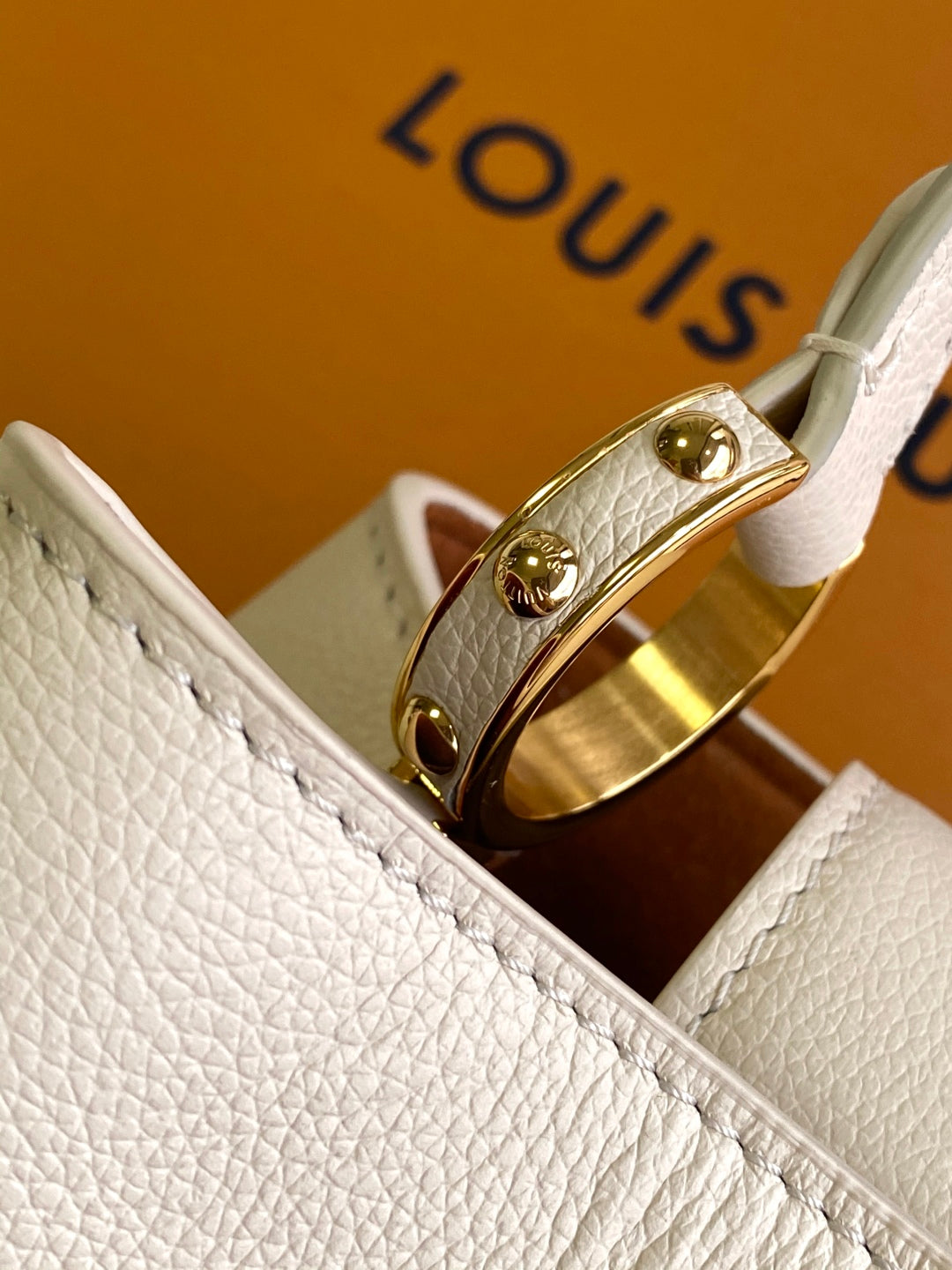 CAPUCINES GM 33CM BEIGE GOLD TAURILLON LEATHER 252023