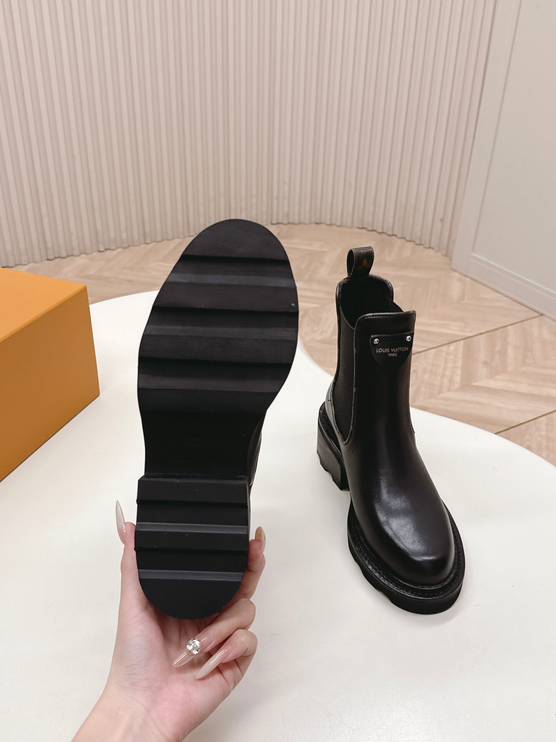 LV 2026  Beaubourg Platform Ankle Boot Black Calfskin 595465