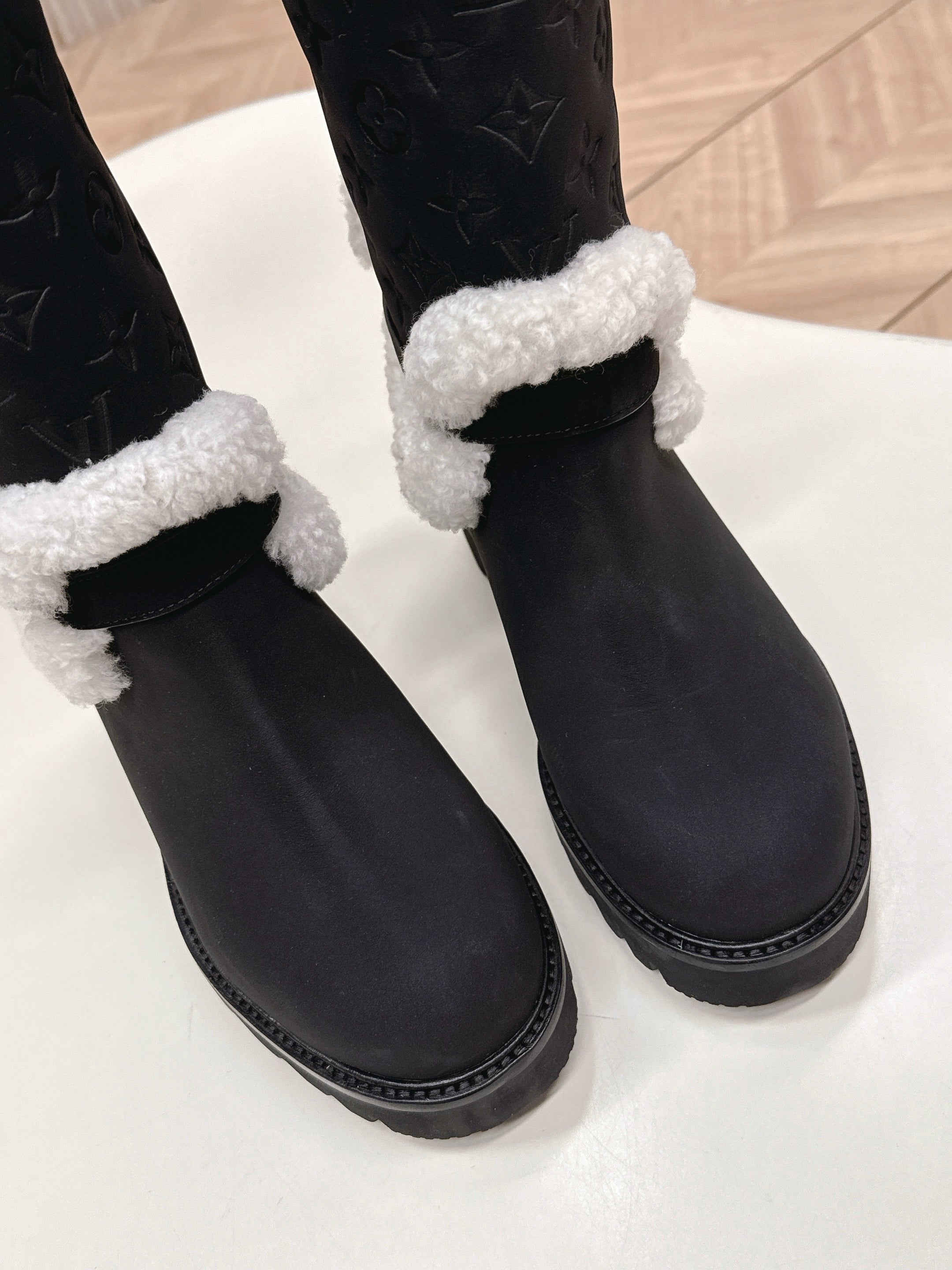 LV 2026 Territory Flat Thigh Boot Black White Nubuck Calf Leather 595433