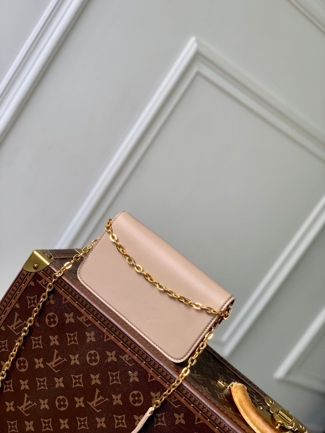 Wallet On Chain LV Bloom 20cm Beige Calfskin 250359