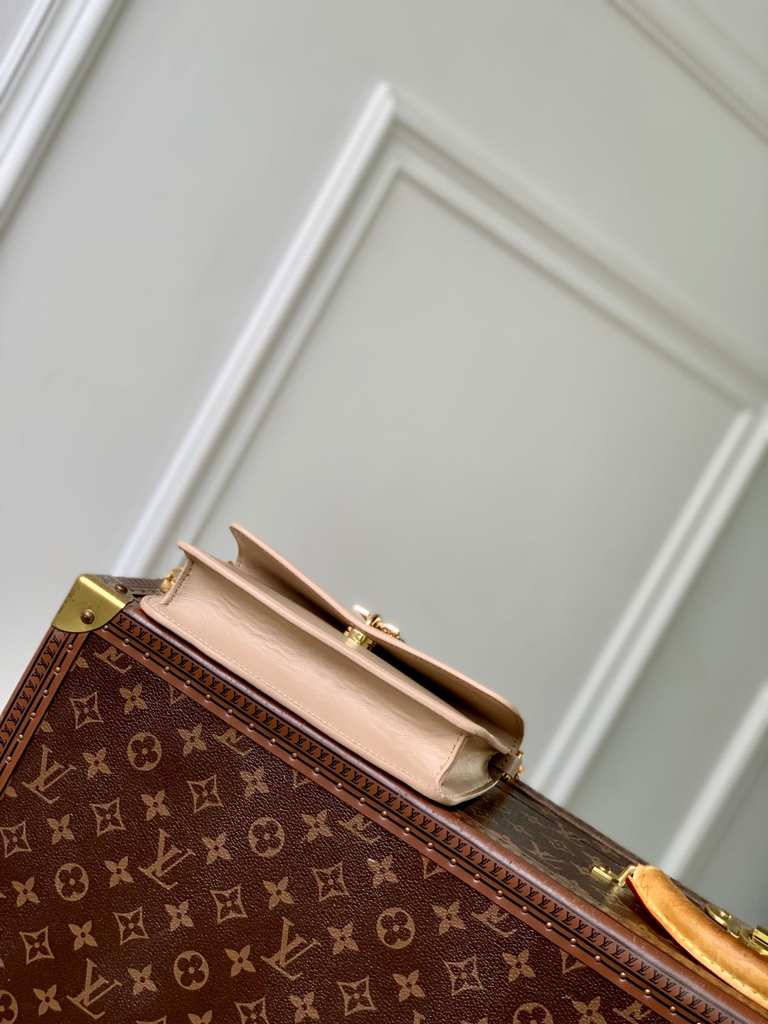 Wallet On Chain LV Bloom 20cm Beige Calfskin 250359