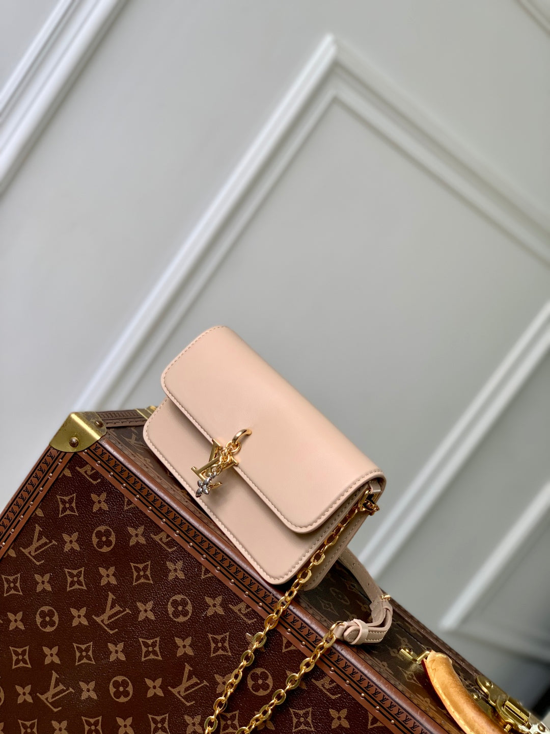 Wallet On Chain LV Bloom 20cm Beige Calfskin 250359
