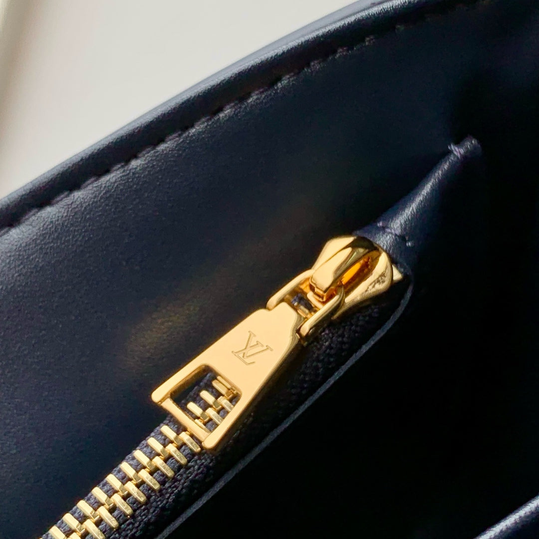 Twist MM Slim 23cm Dark Blue Calfskin 251410