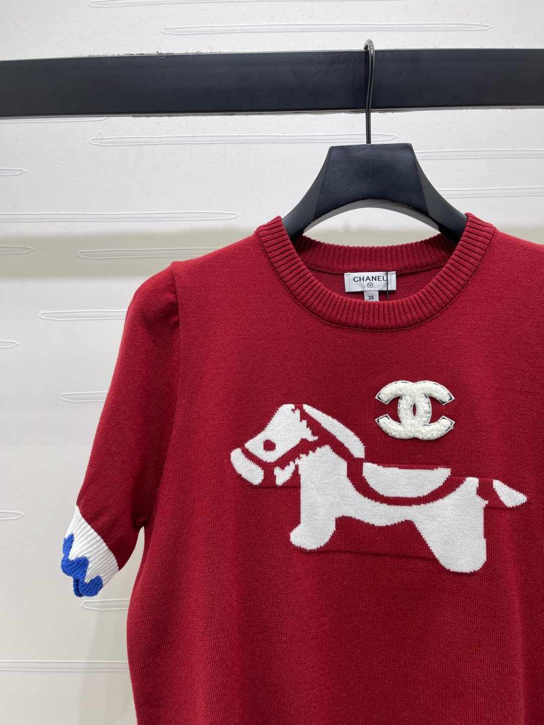 Chanel 2026 Horse Crew Neck Knit Short-Sleeve Shirt Red White Wool 402535