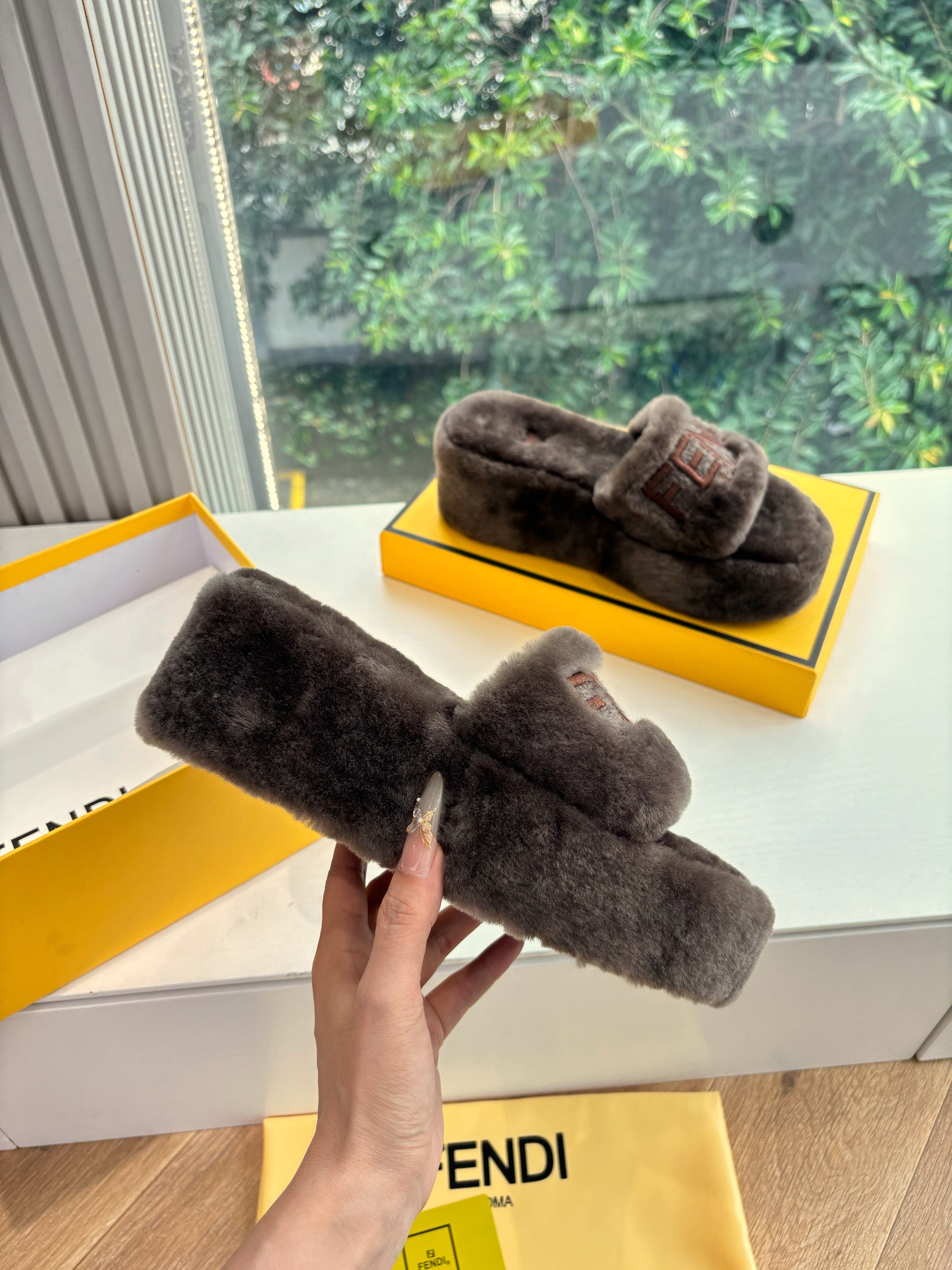 Fendi 25ss slippers taupe brown wool 507103