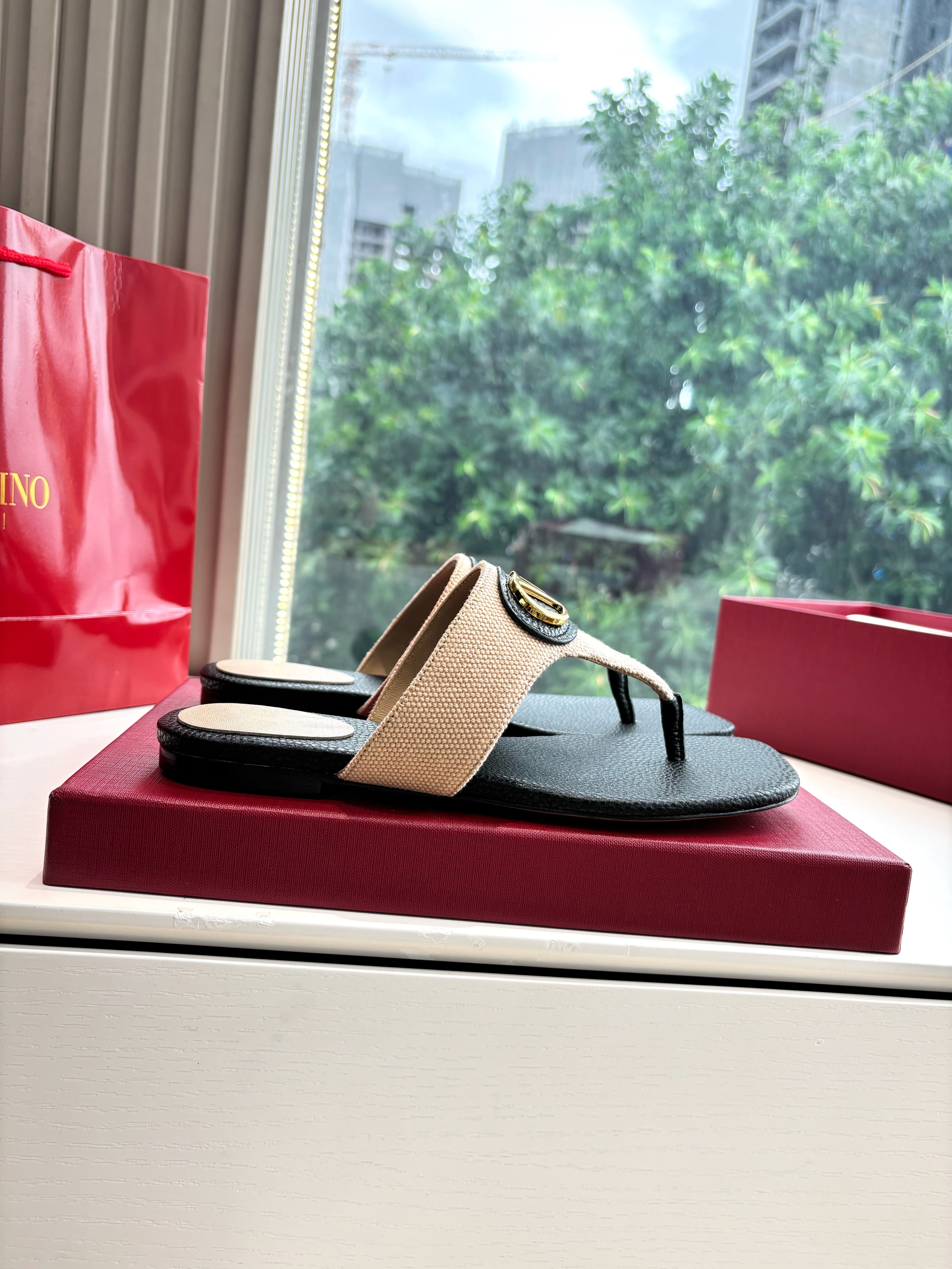 VT 25 Thong Sandals Black Beige Sheepskin Slide