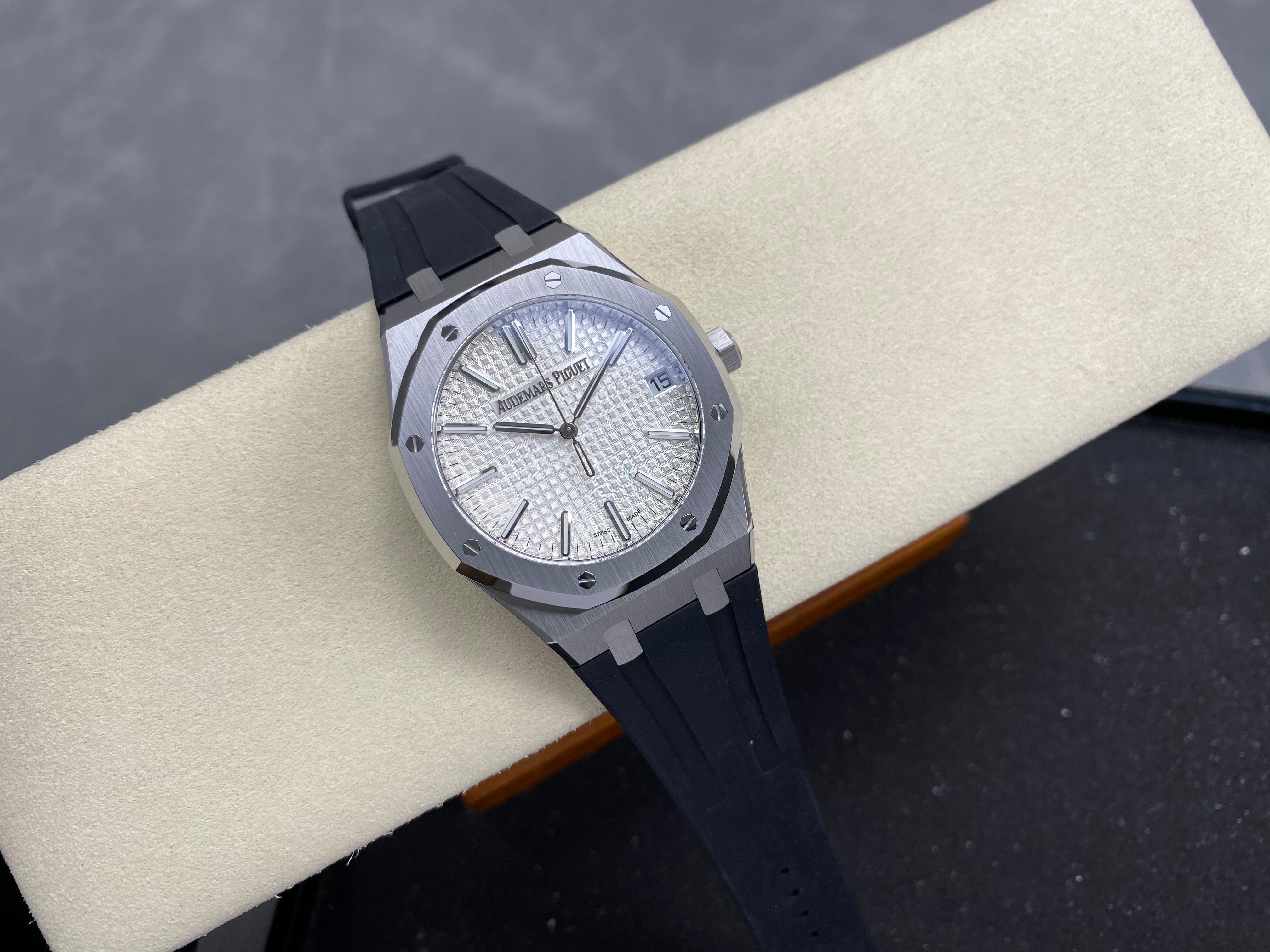 Audemars Piguet Royal Oak Selfwinding 41mm 15510 White Dial Rubber Strap