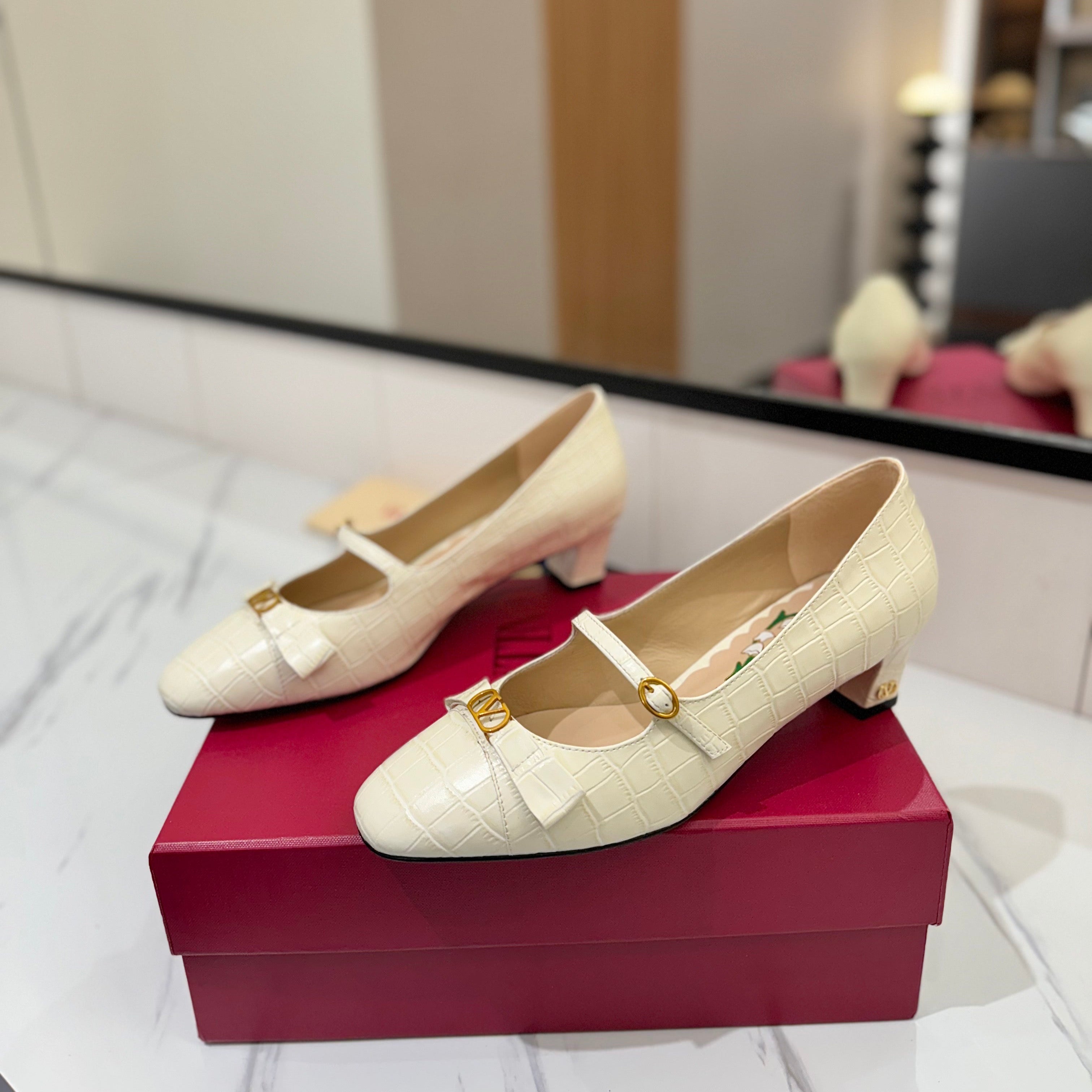 VT 25 Vlogo Signature White Pumps Cowhide