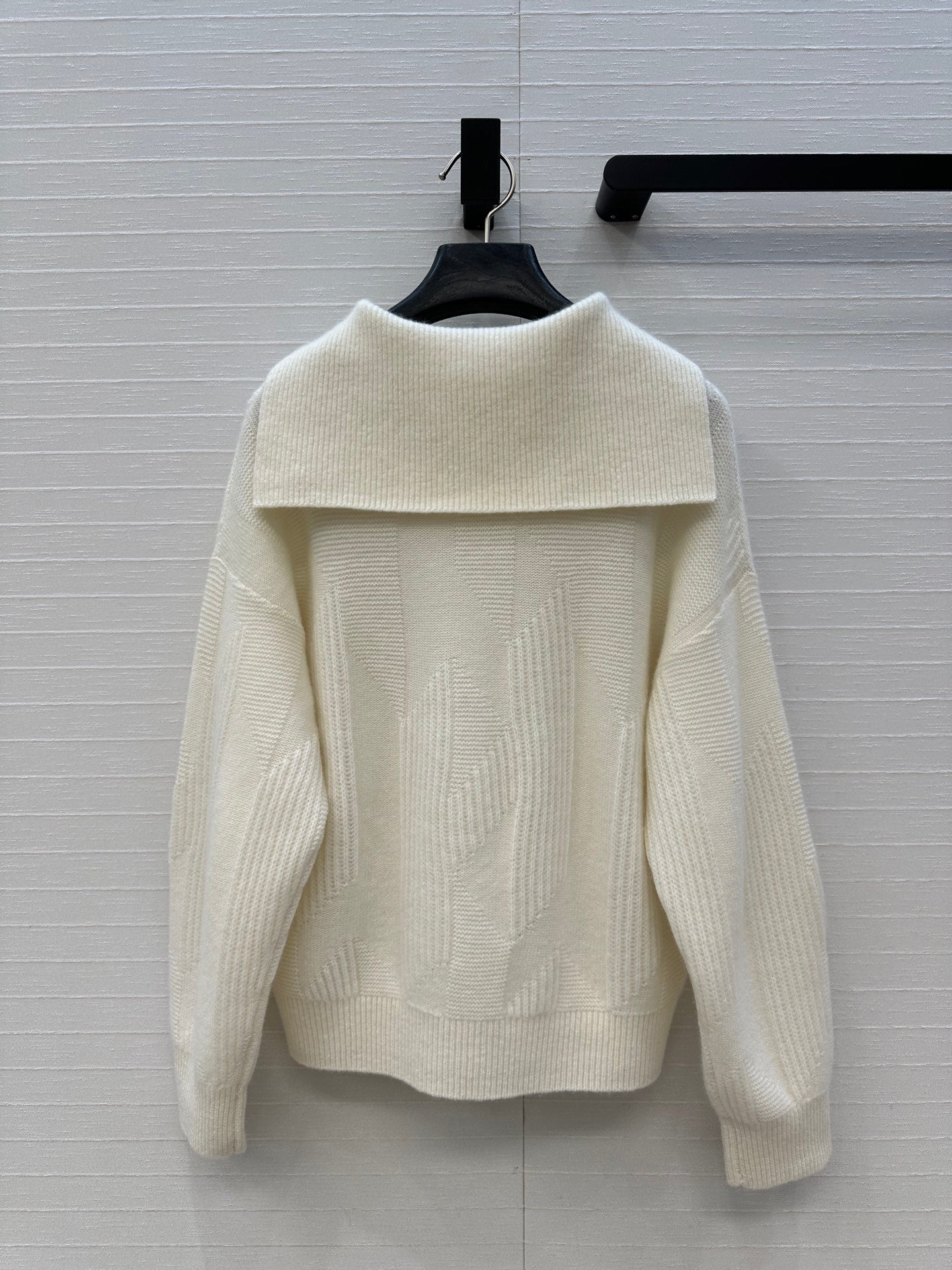 HM 25 White Cashmere Jacquard Sweater 02654