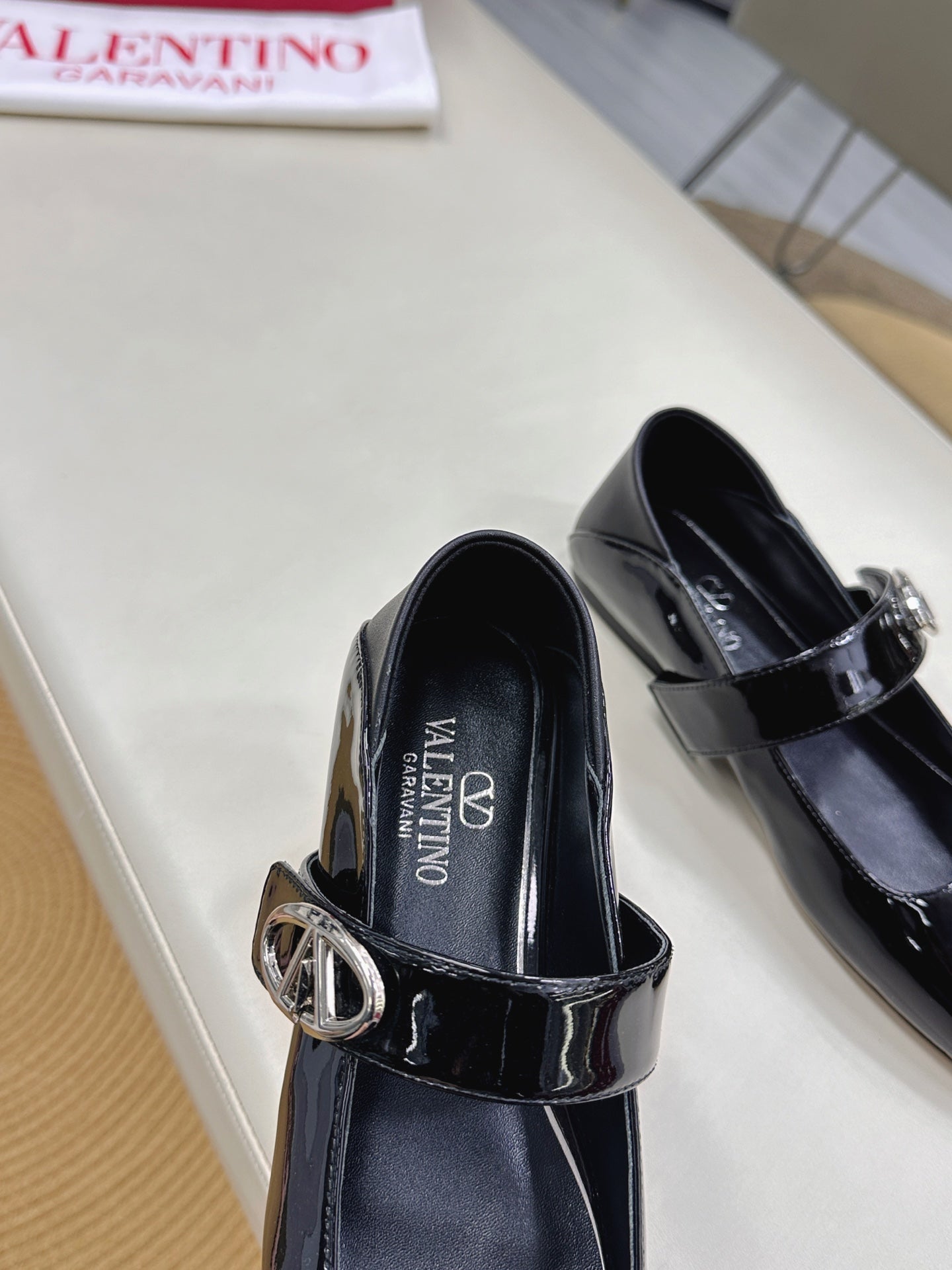 VT VLOGO LOCKER BLACK PATENT LEATHER 30733