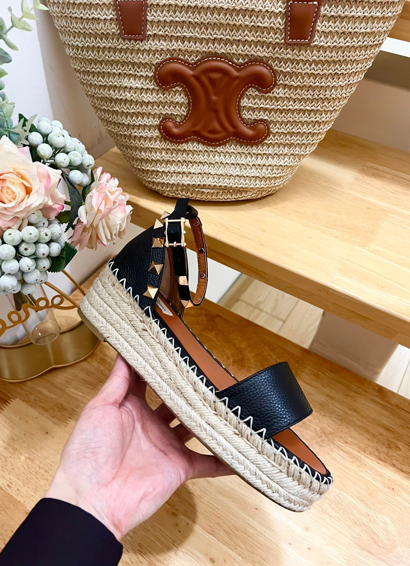 ROCKSTUD FLATFORM SANDAL IN BLACK CALFSKIN