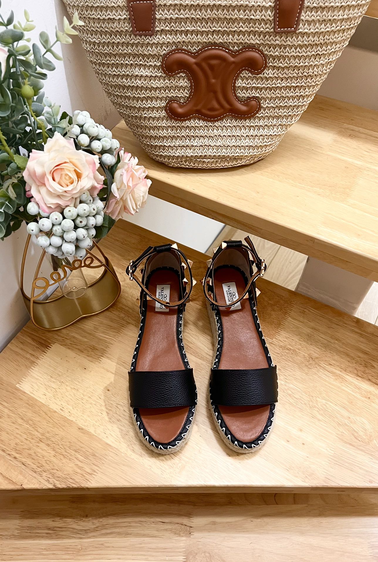 ROCKSTUD FLATFORM SANDAL IN BLACK CALFSKIN