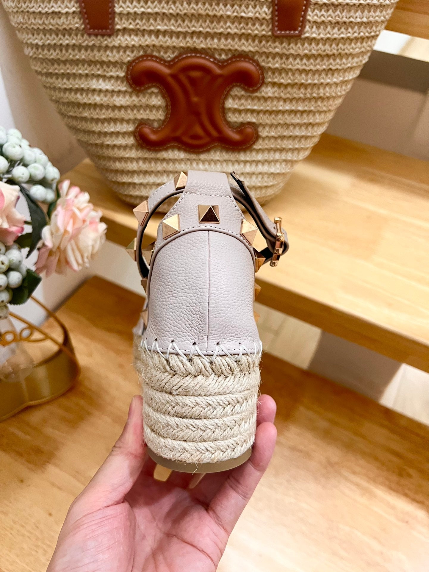 ROCKSTUD FLATFORM SANDAL IN SOFT PINK CALFSKIN