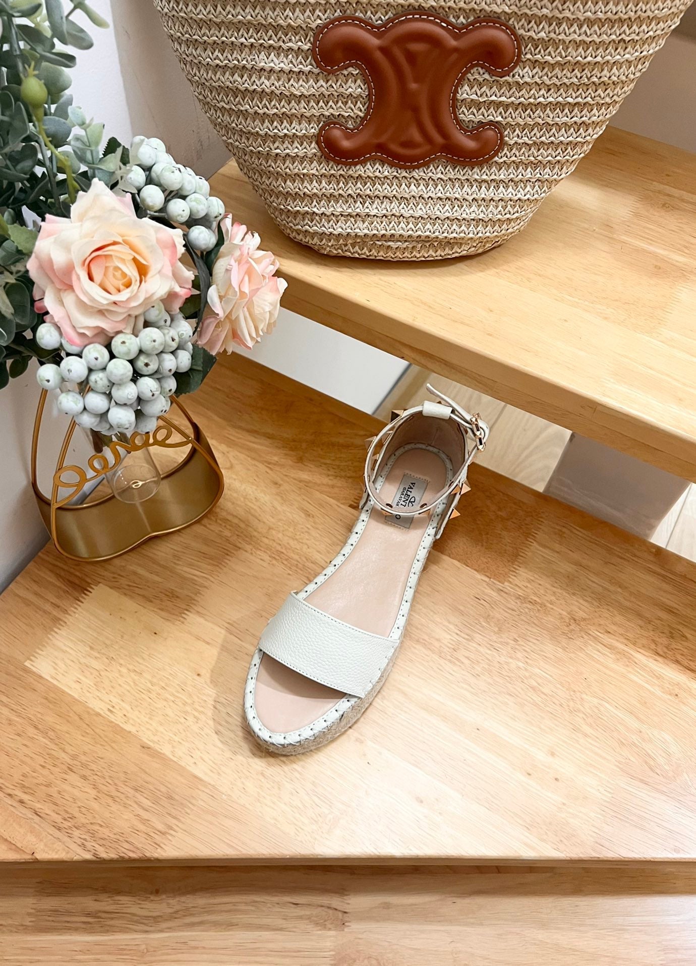 ROCKSTUD FLATFORM SANDAL IN WHITE CALFSKIN