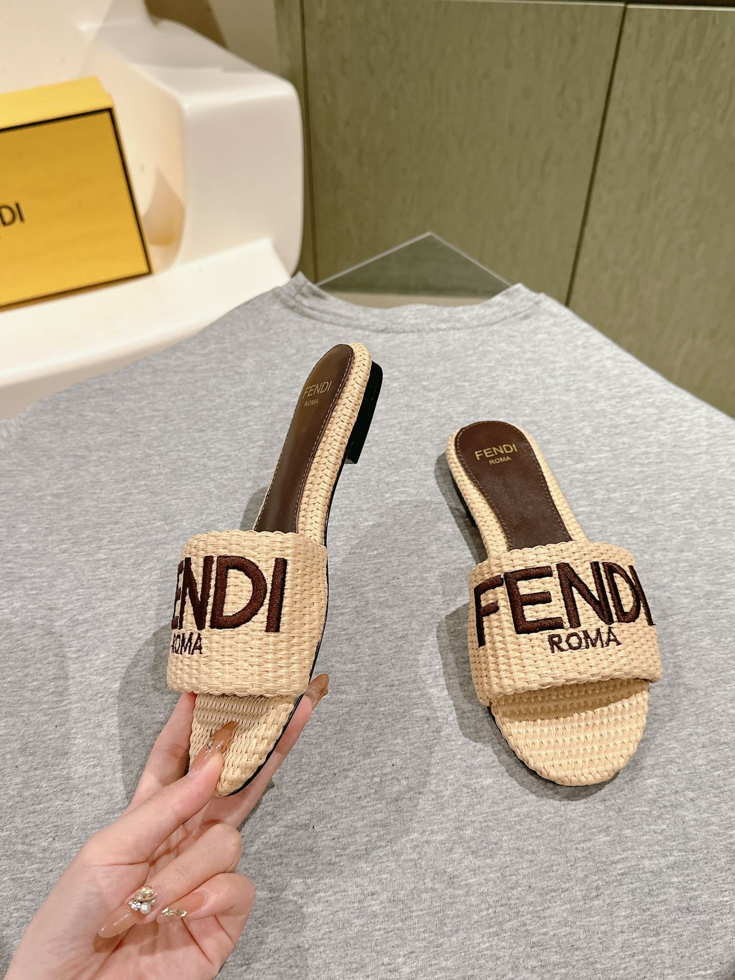 FENDI SIGNATURE MULE SLIDES IN BEIGE FIBRE WITH BROWN EMBROIDERED LOGO