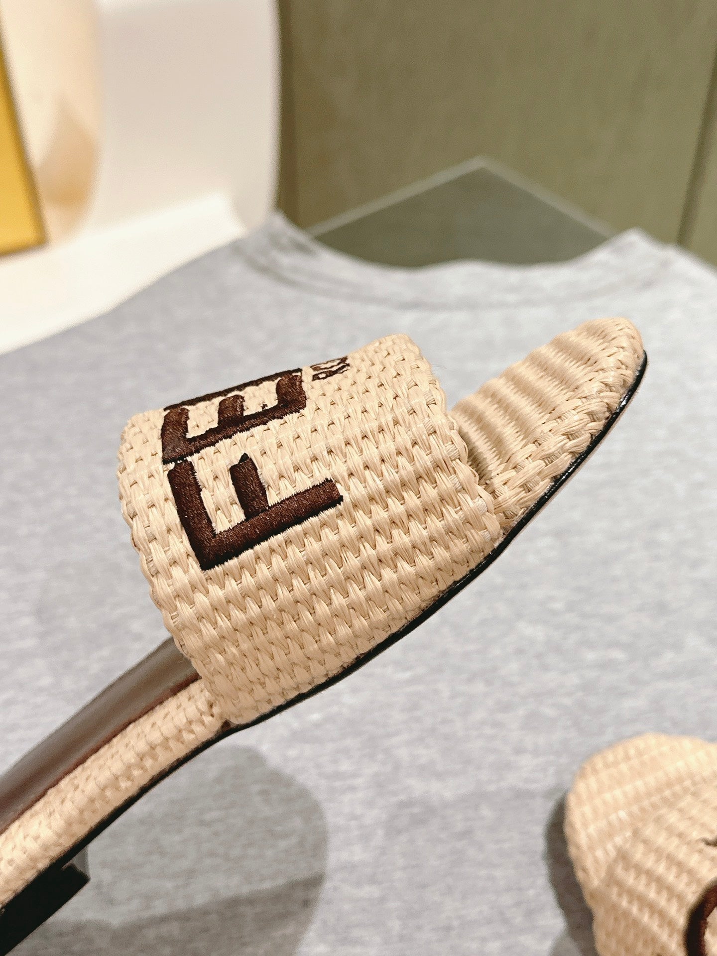 FENDI SIGNATURE MULE SLIDES IN BEIGE FIBRE WITH BROWN EMBROIDERED LOGO