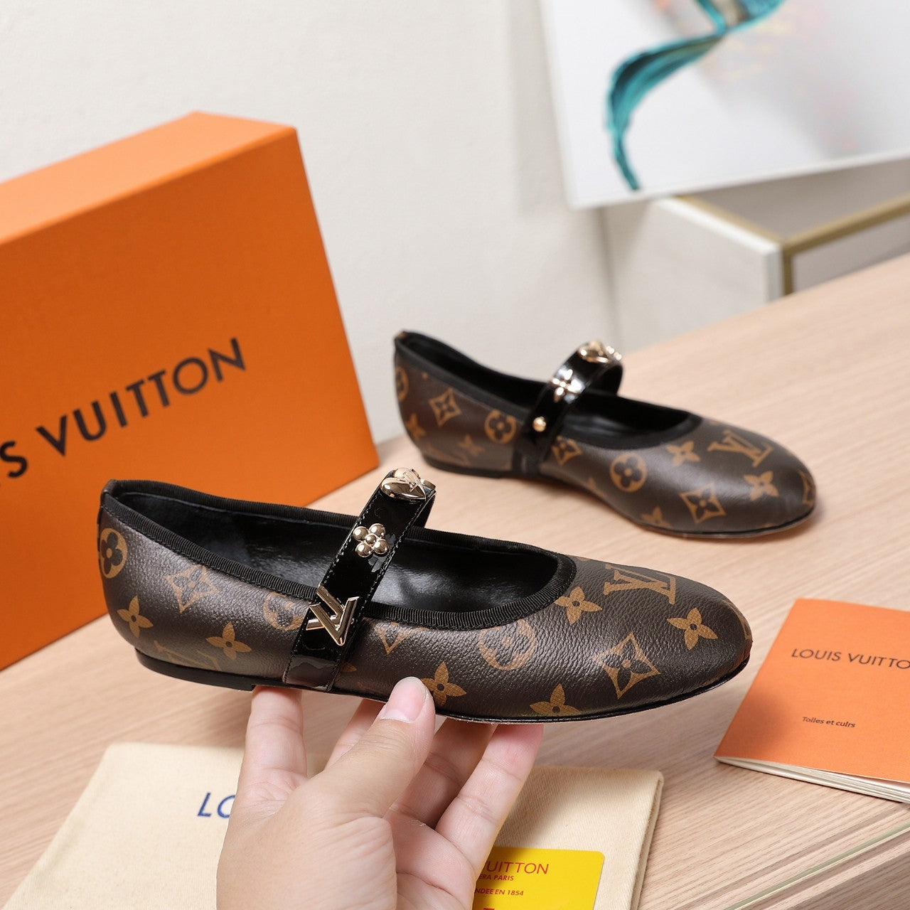 LV 25C Romy Flat Caramel Brown Monogram With gold logo Sheepskin 218308