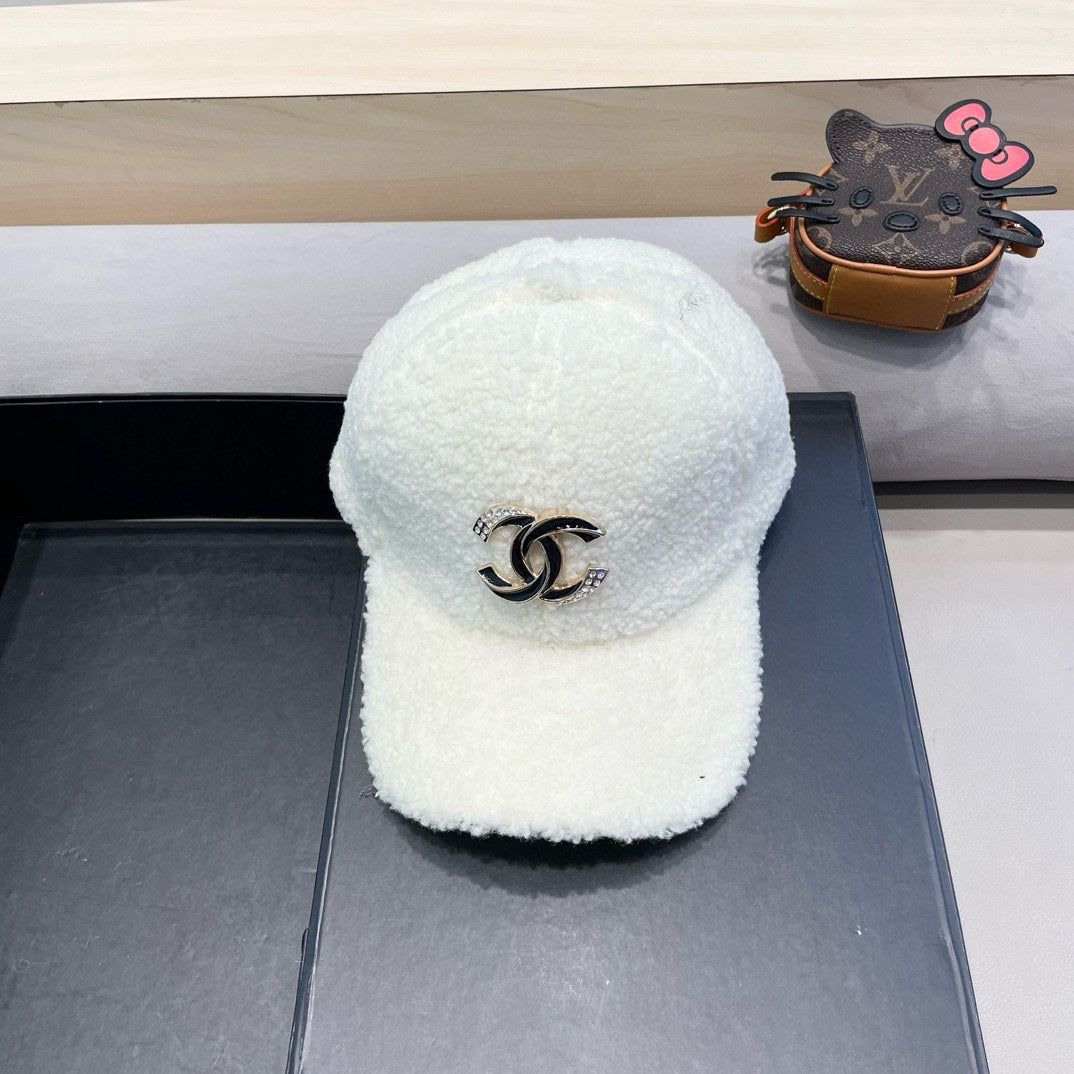 BASEBALL HAT IN WHITE LAMB FUR 424251