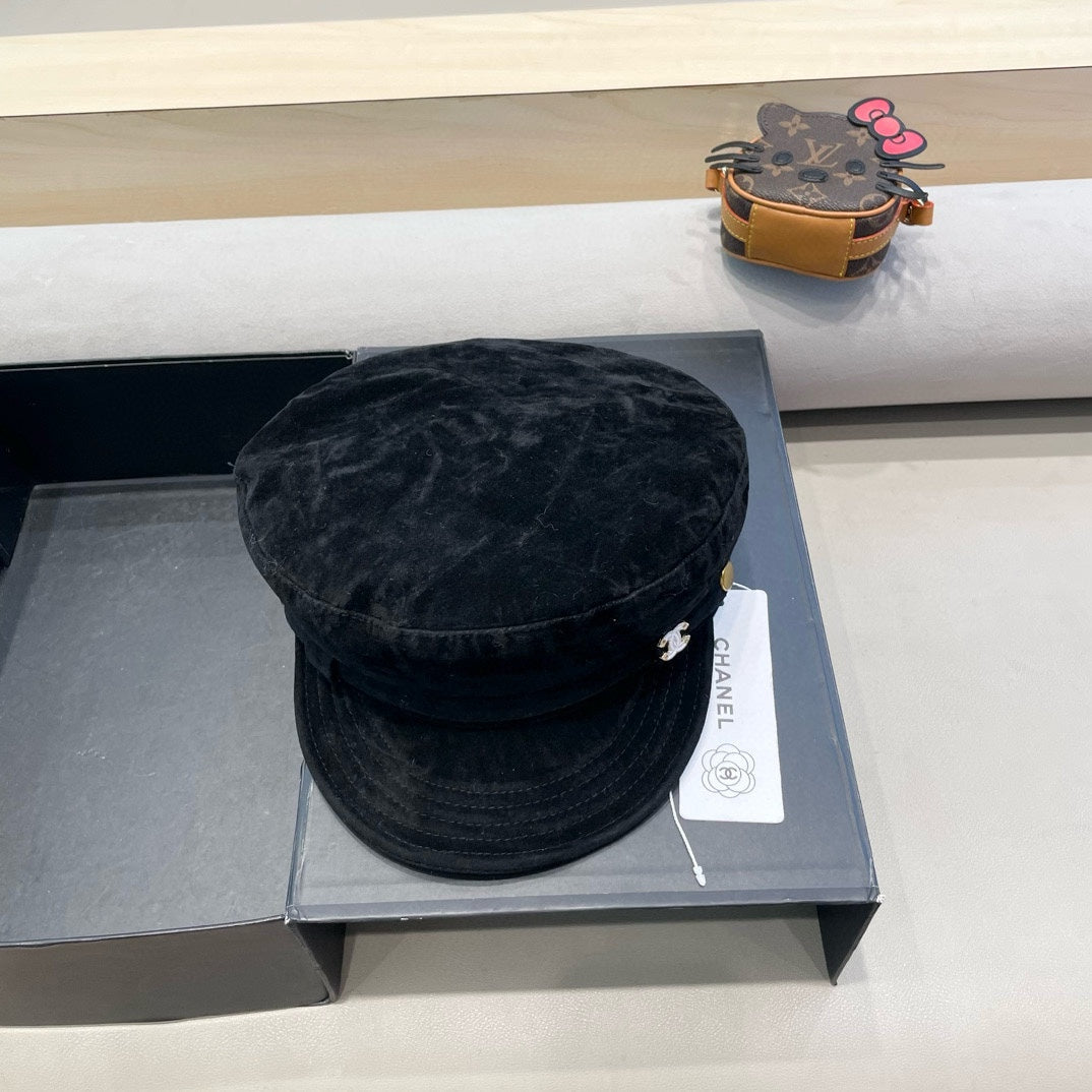 NEWSBOY CAP IN BLACK SUEDE 429937