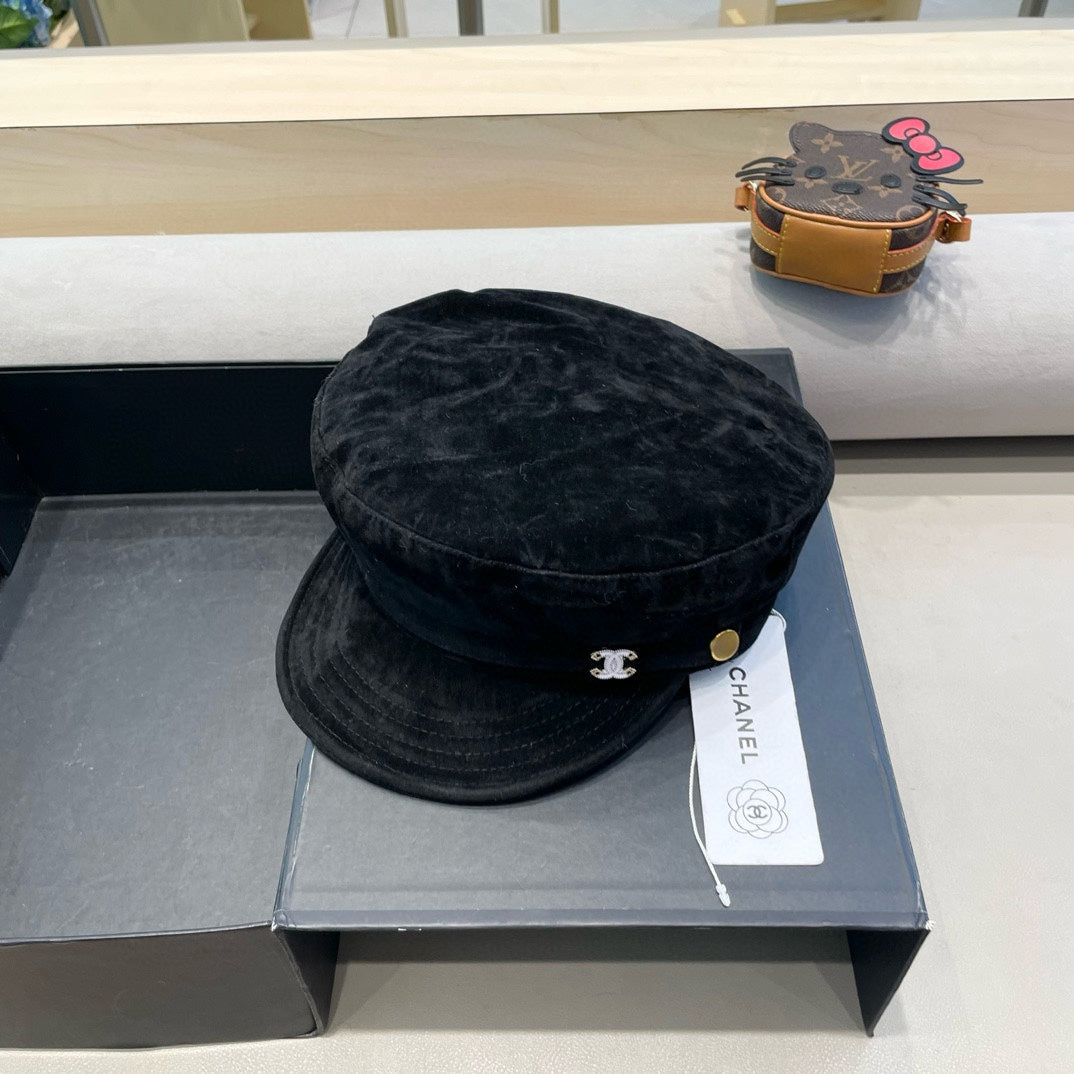 NEWSBOY CAP IN BLACK SUEDE 429937