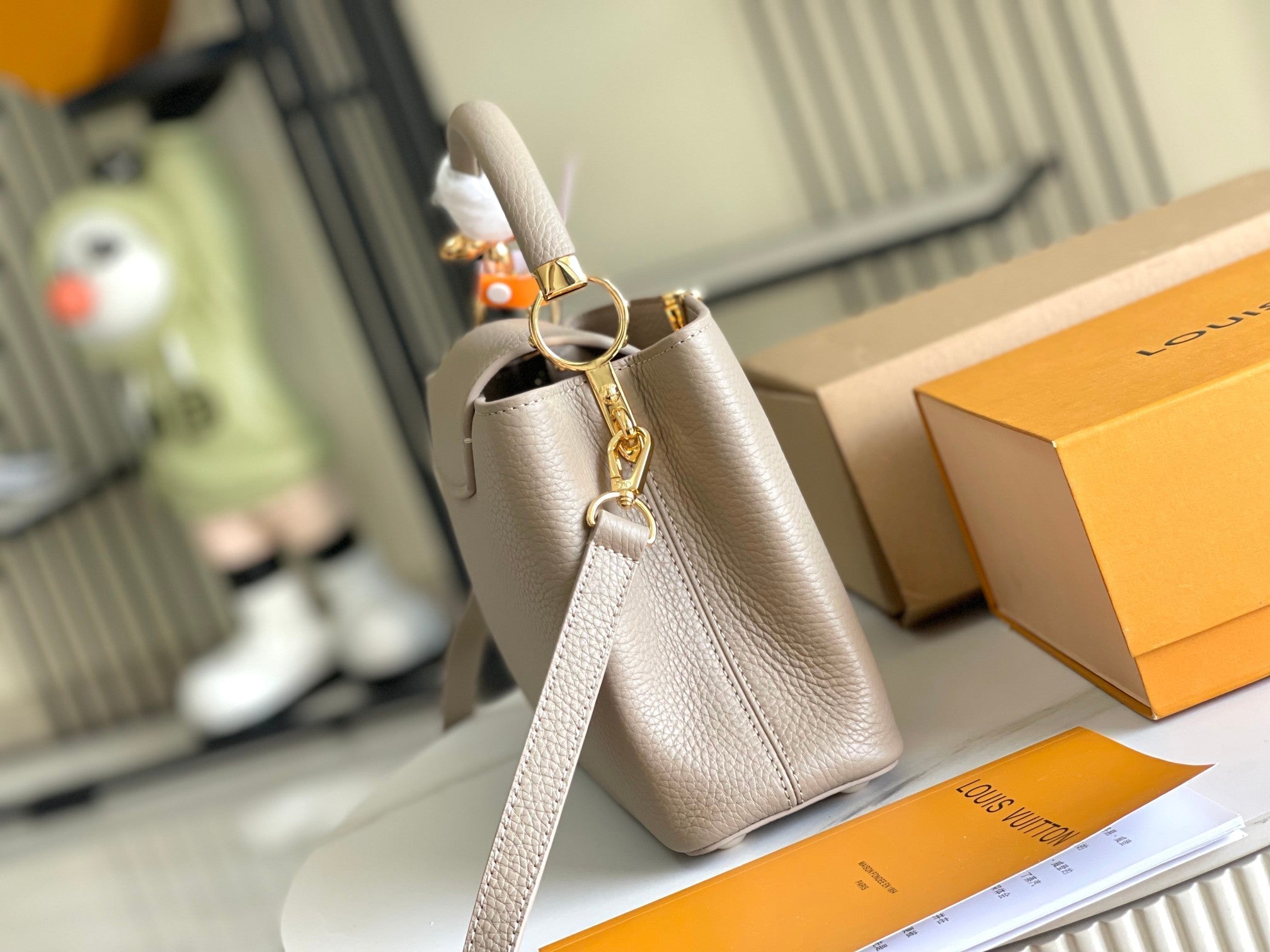 CAPUCINES BB 27 BEIGE TAURILLON GOLD HARDWARE