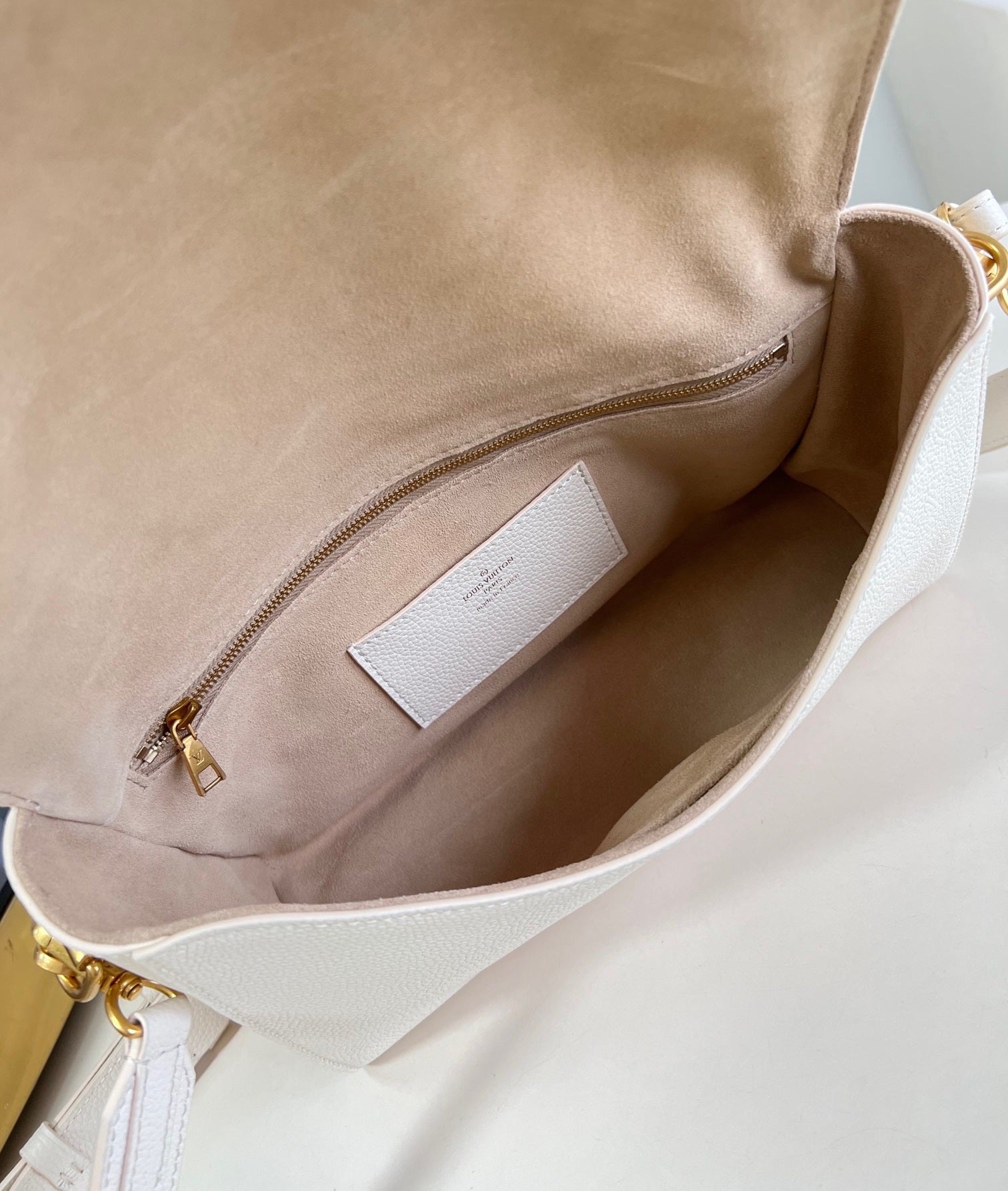 lv soft twist 27cm quartz calfskin gold hardware