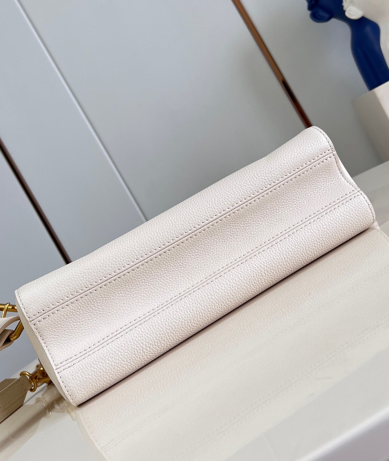 lv soft twist 27cm quartz calfskin gold hardware