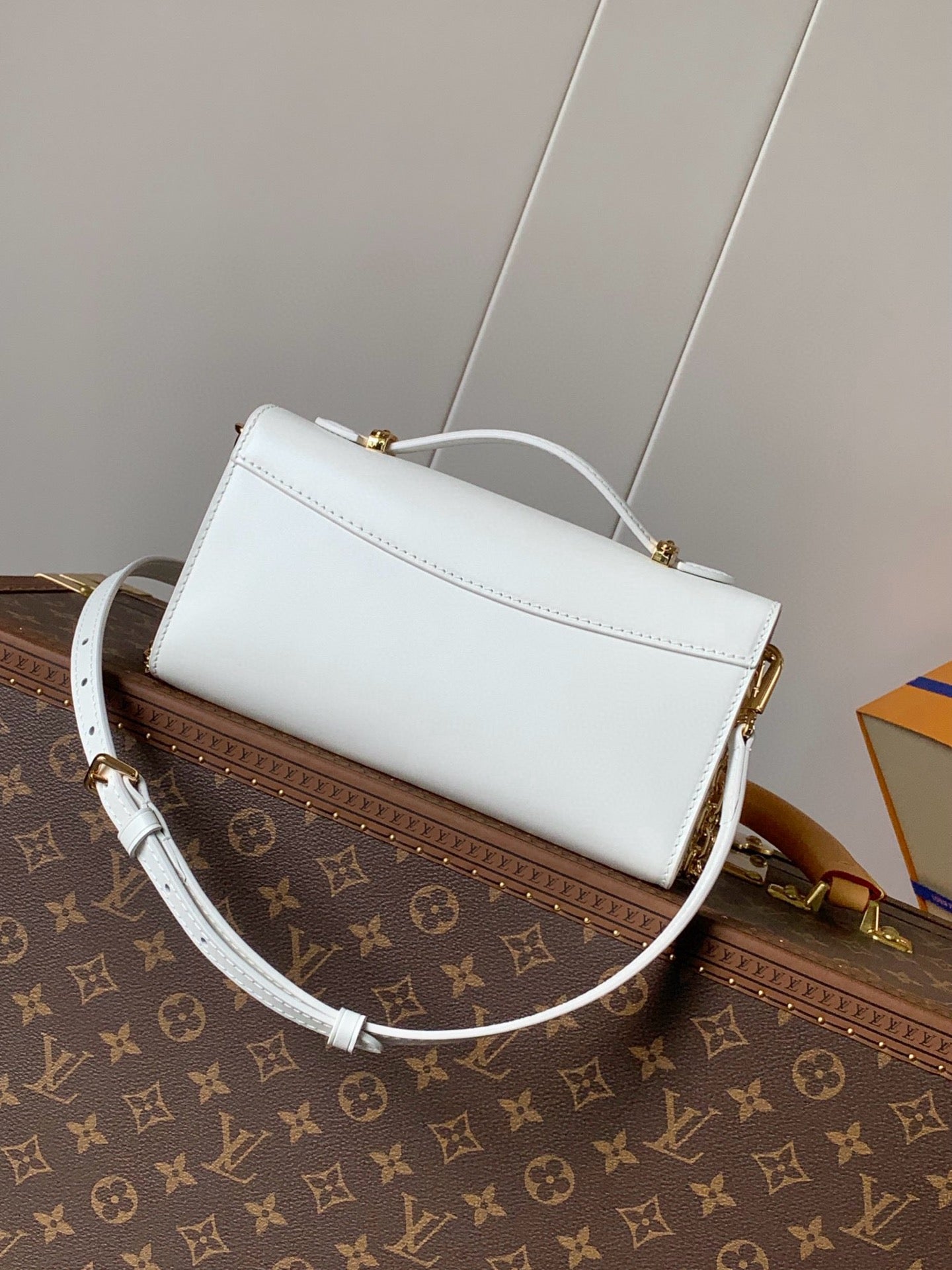 Wallet On Chain Capucines handbag White Cowhide 250408