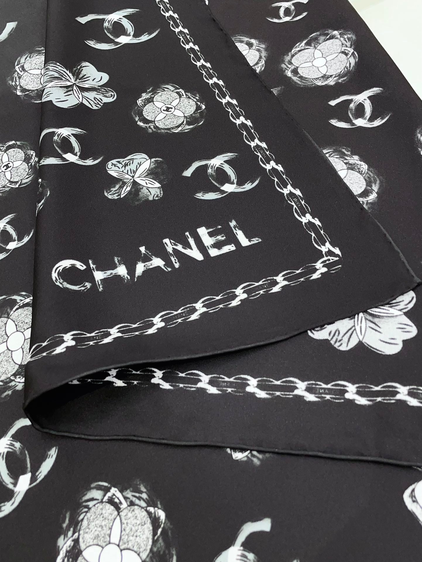 CC Square Scarf 90 CM In Black Mix White Silk Twill 301845