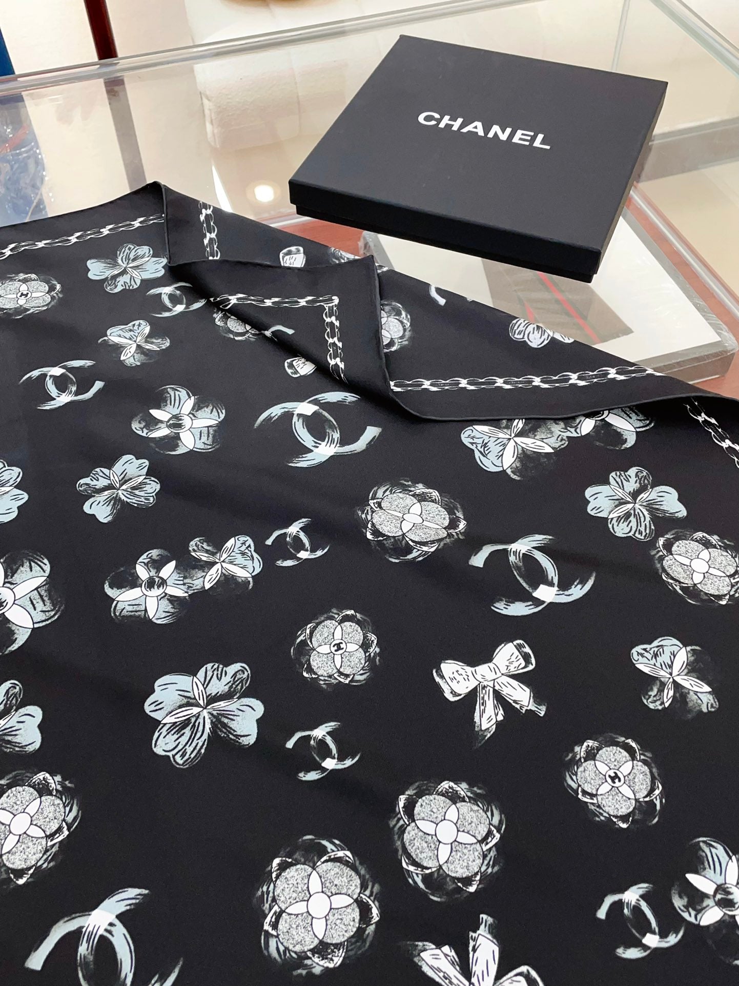 CC Square Scarf 90 CM In Black Mix White Silk Twill 301845