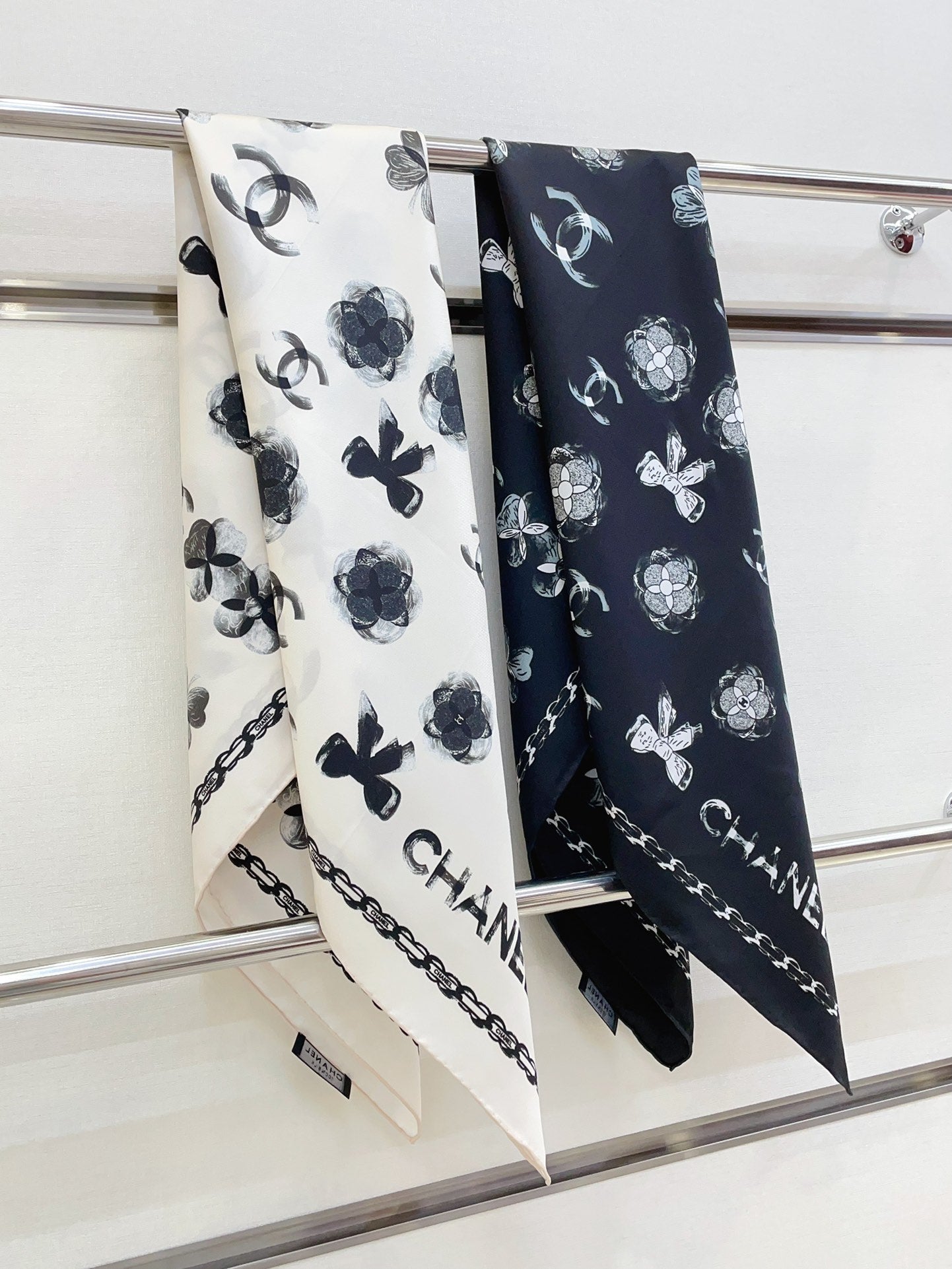 CC Square Scarf 90 CM In Black Mix White Silk Twill 301845