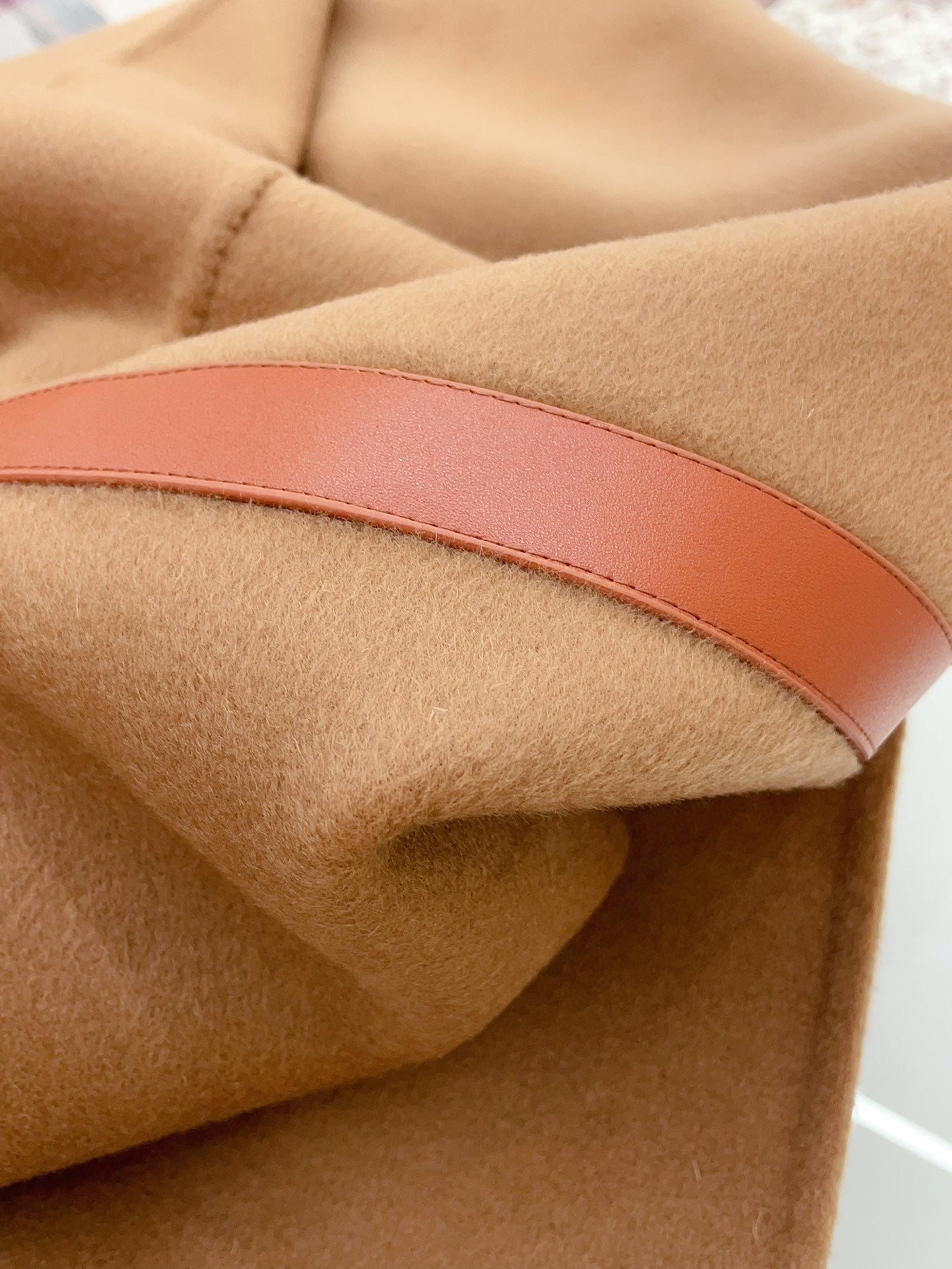 TROMPE L'OEIL STOLE IN CAMEL BROWN CASHMERE