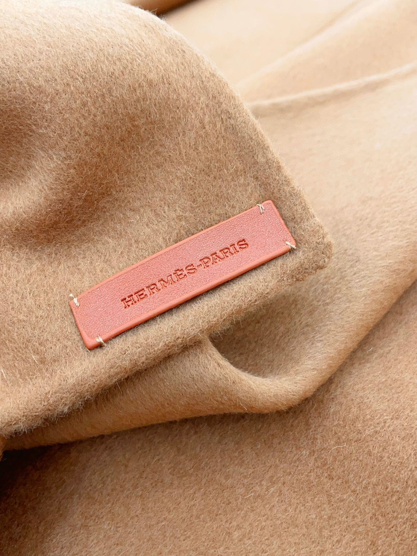TROMPE L'OEIL STOLE IN CAMEL BROWN CASHMERE